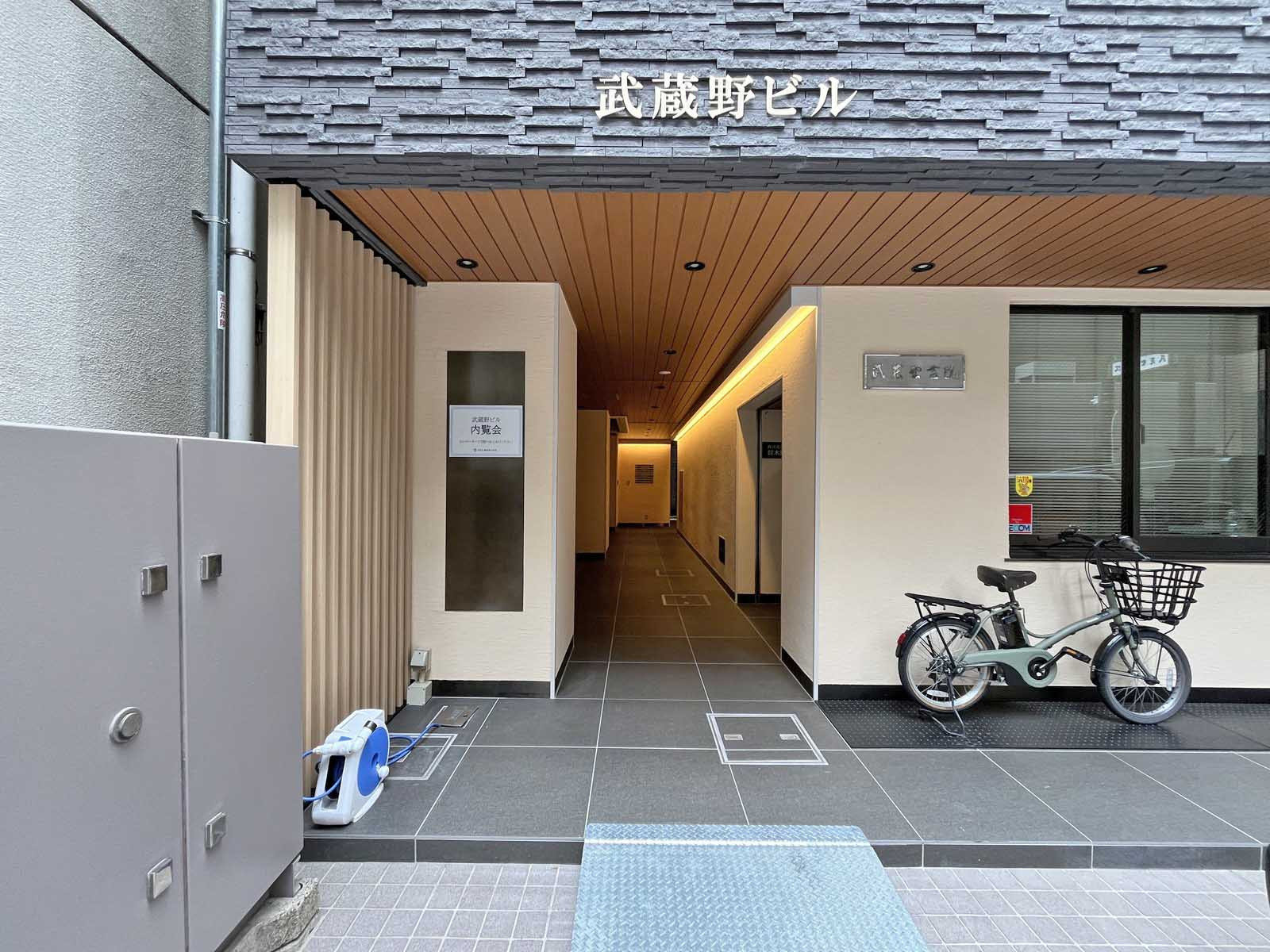 オフィスビル出入口