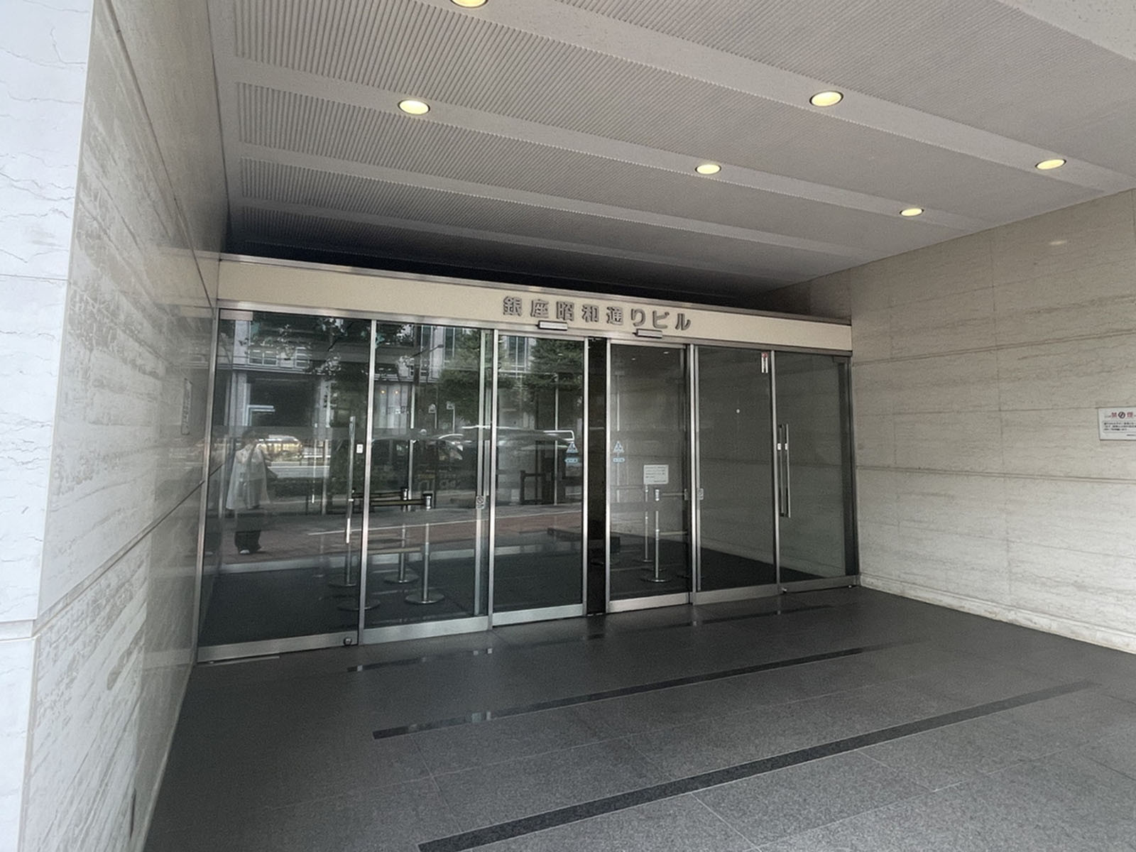 オフィスビル出入口