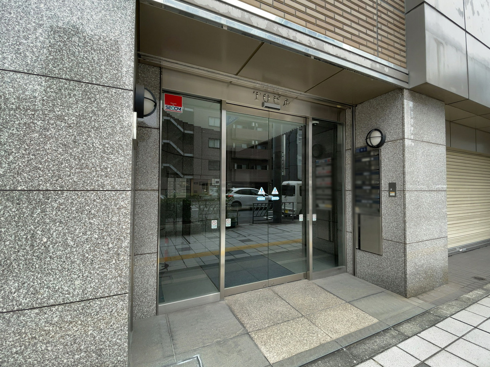 オフィスビル出入口