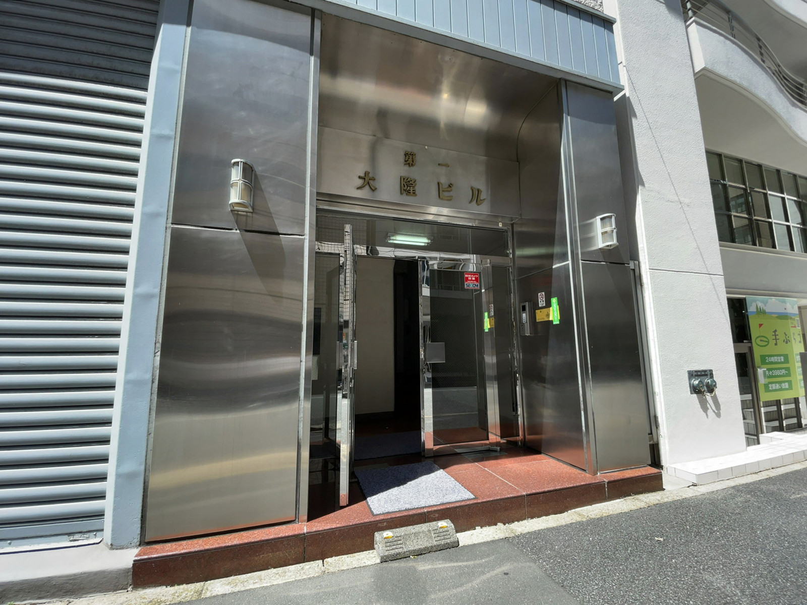 オフィスビル出入口