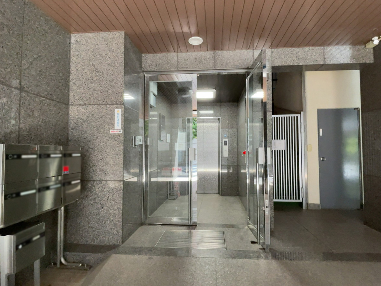 オフィスビル出入口