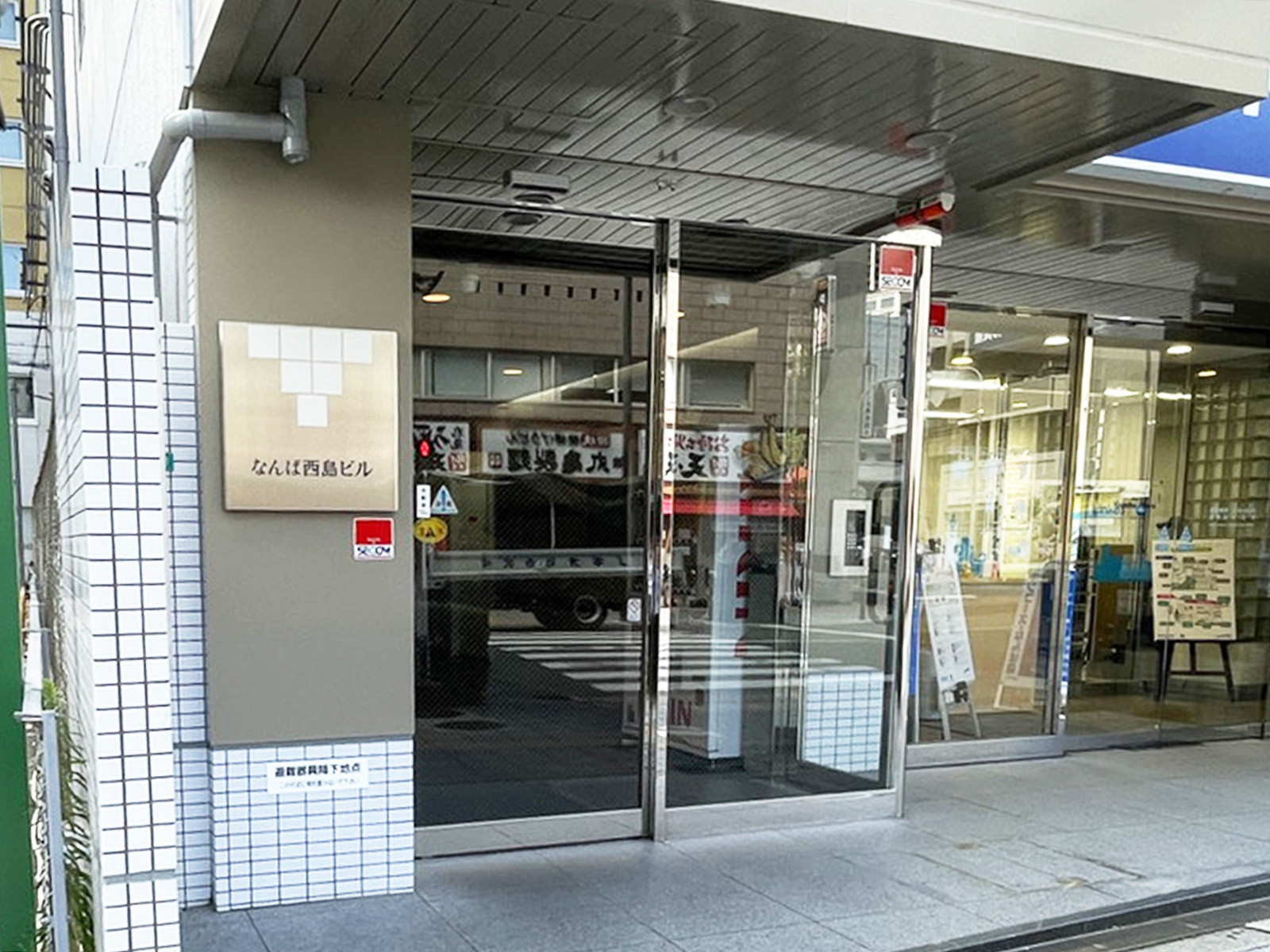 オフィスビル出入口