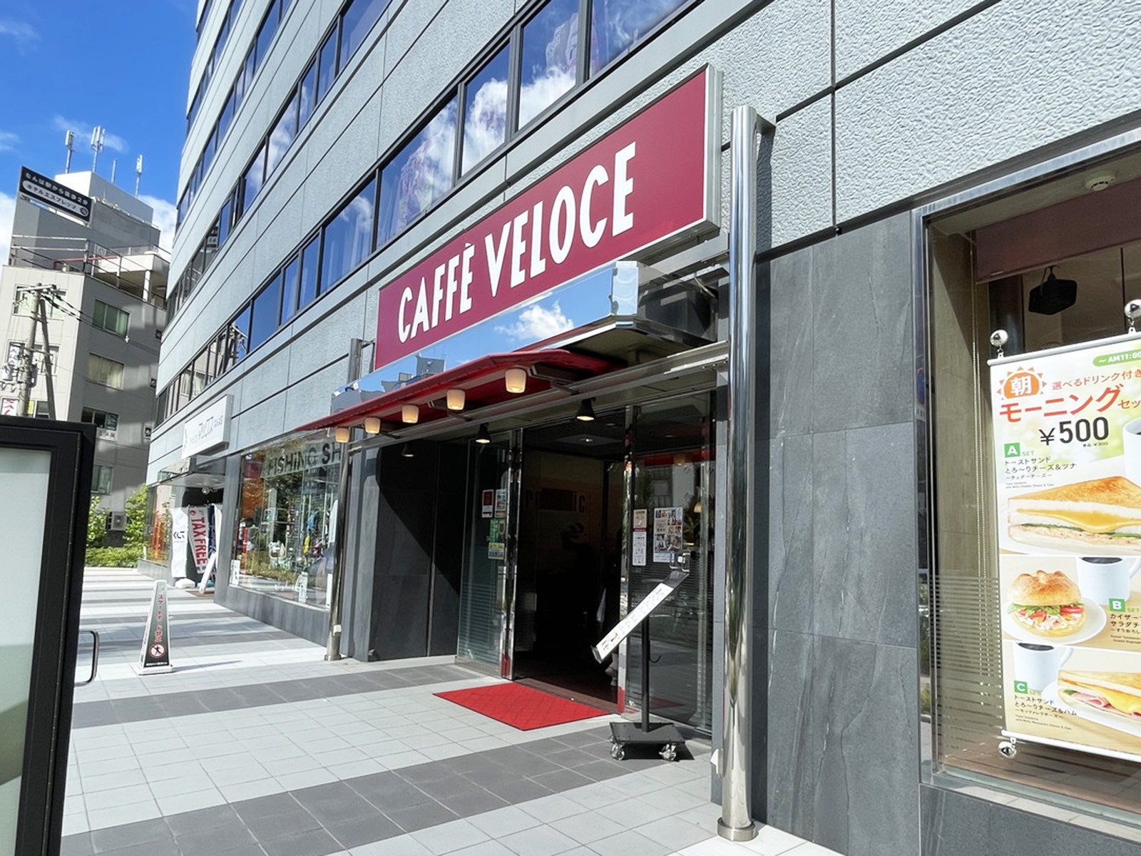 1階のカフェ・ベローチェ難波西口店