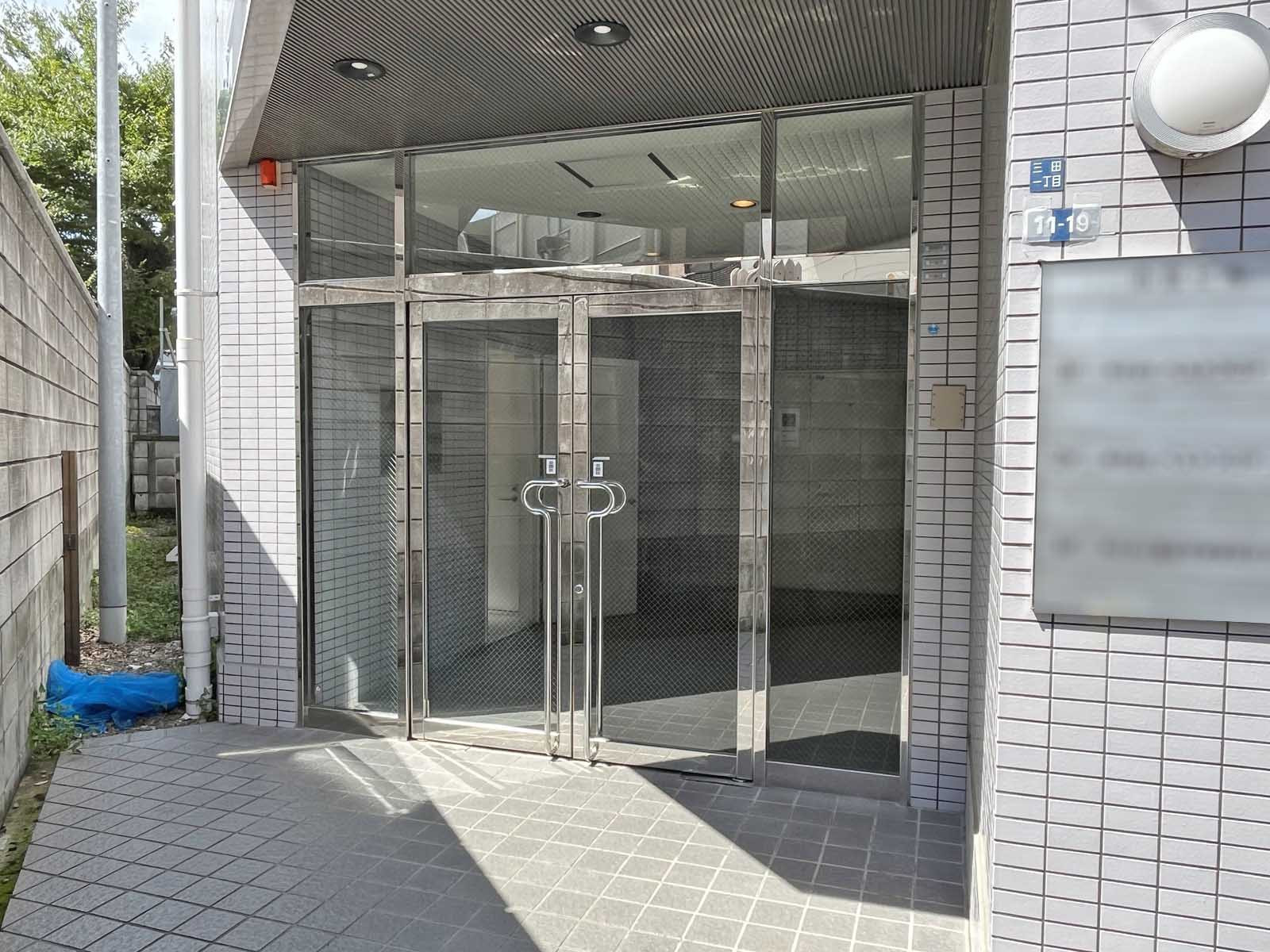 オフィスビル出入口