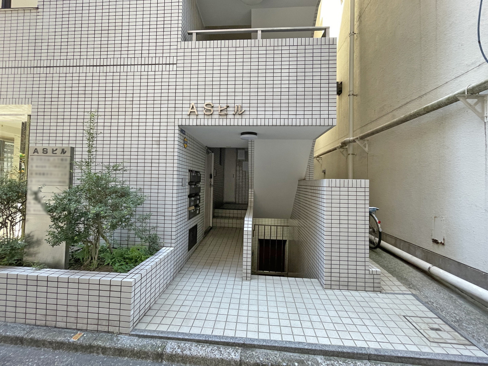 オフィスビル出入口