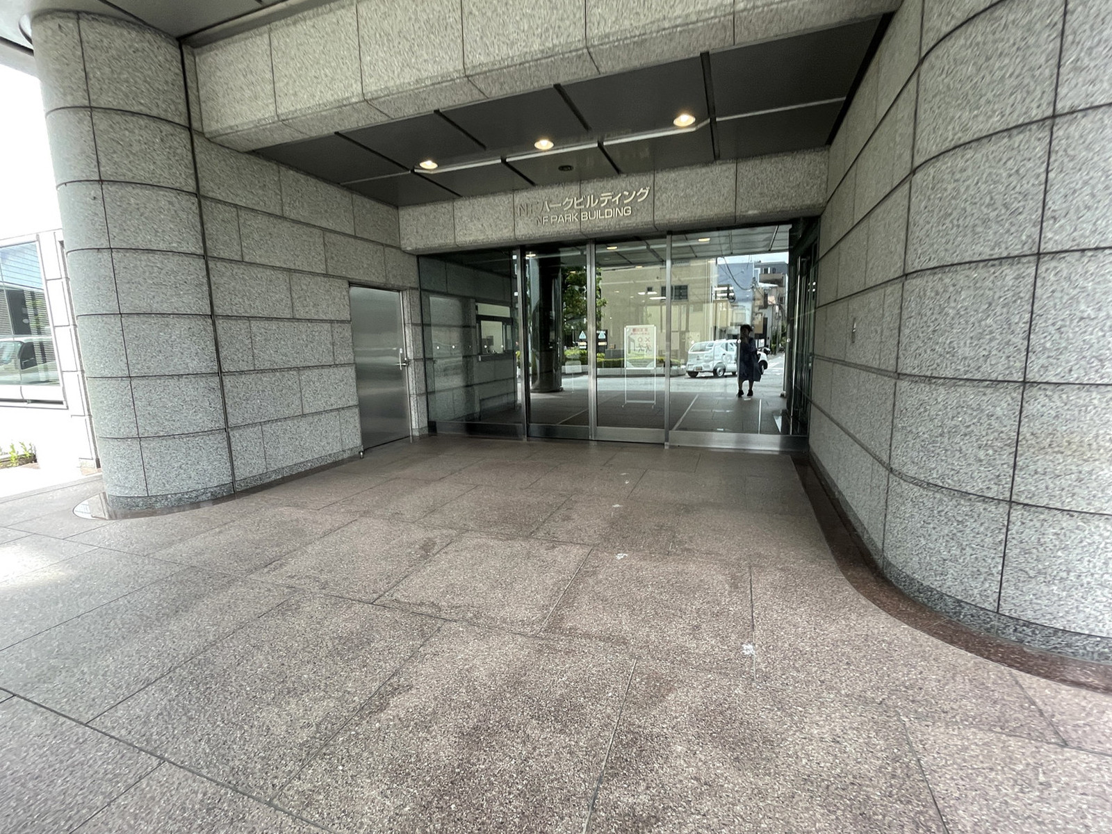 オフィスビル出入口
