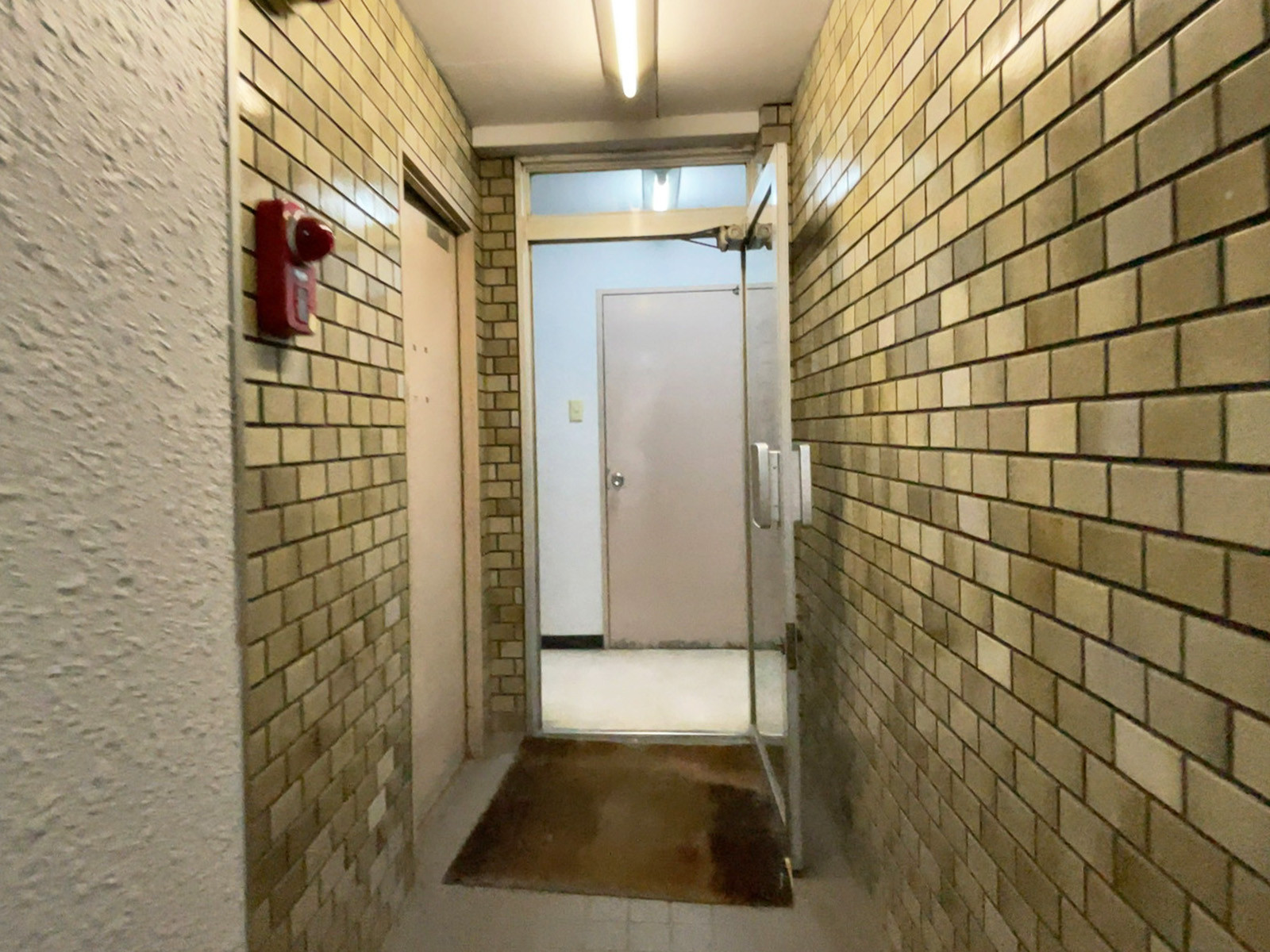 オフィスビル出入口