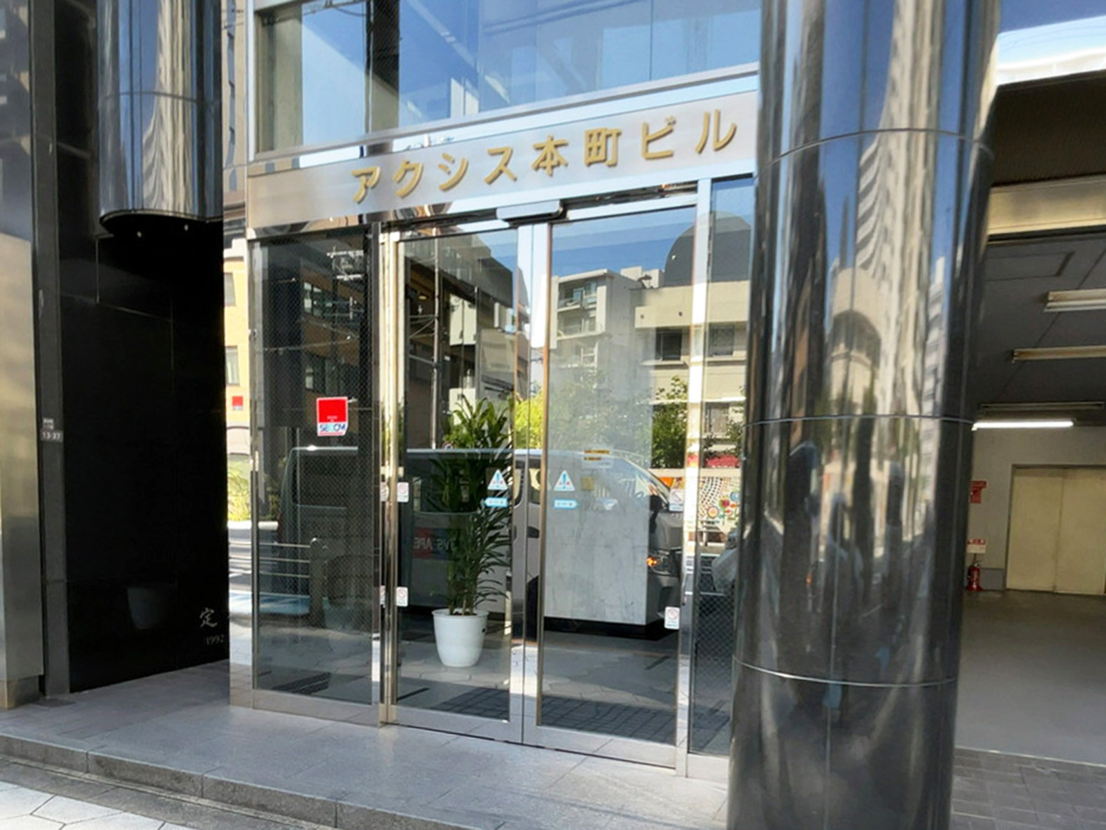 オフィスビル出入口