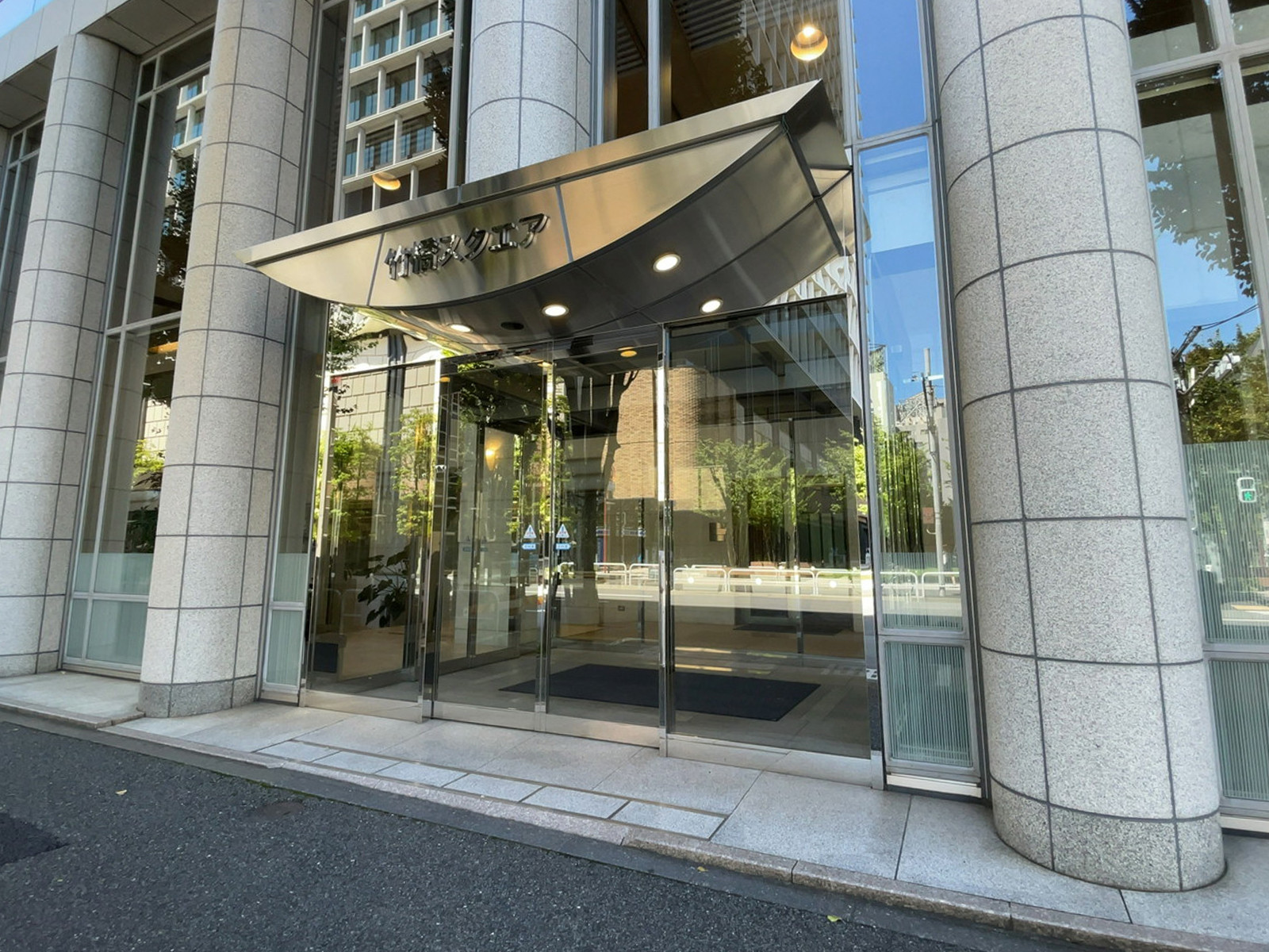 オフィスビル出入口