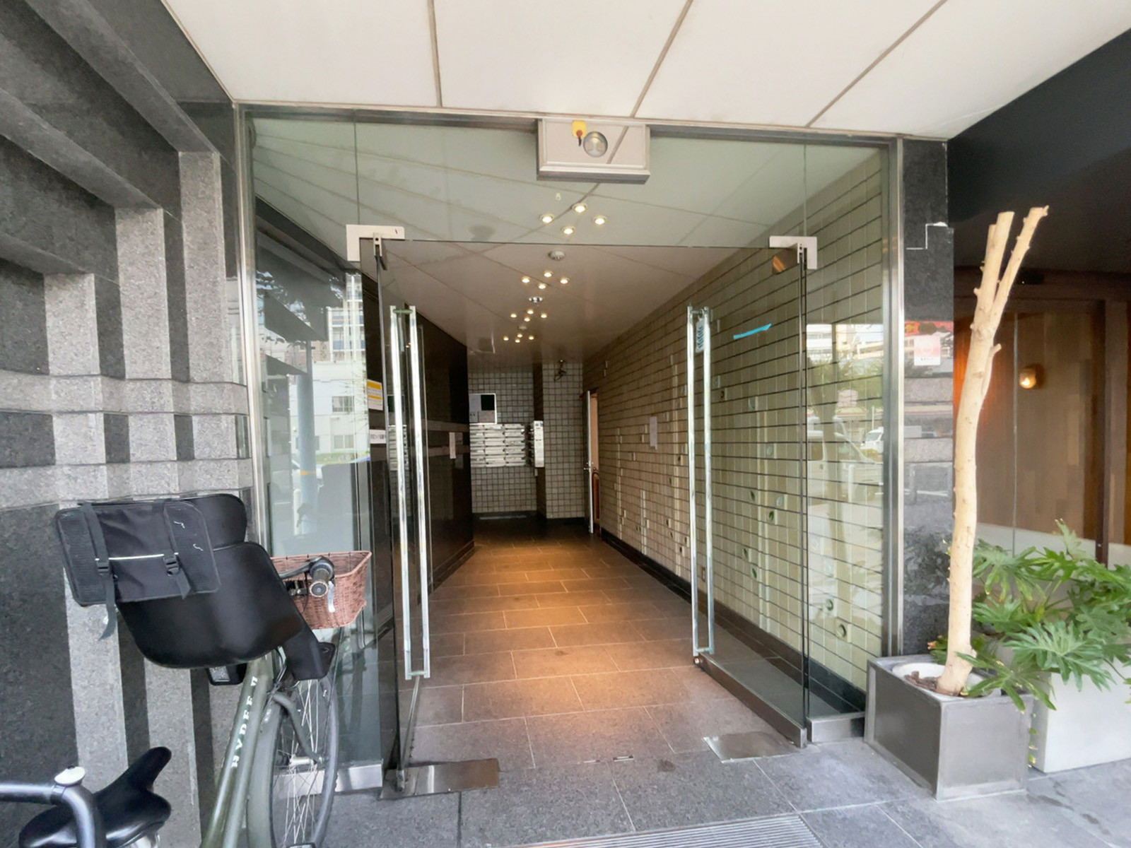 オフィスビル出入口