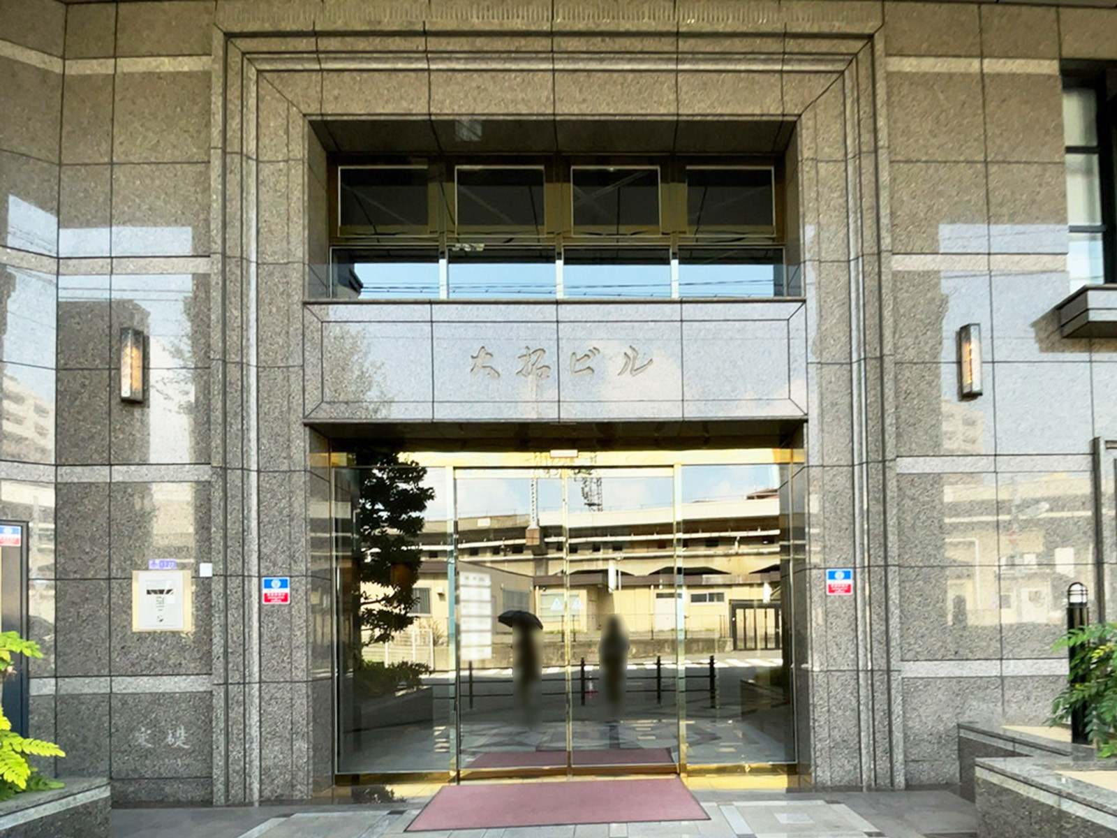 オフィスビル出入口