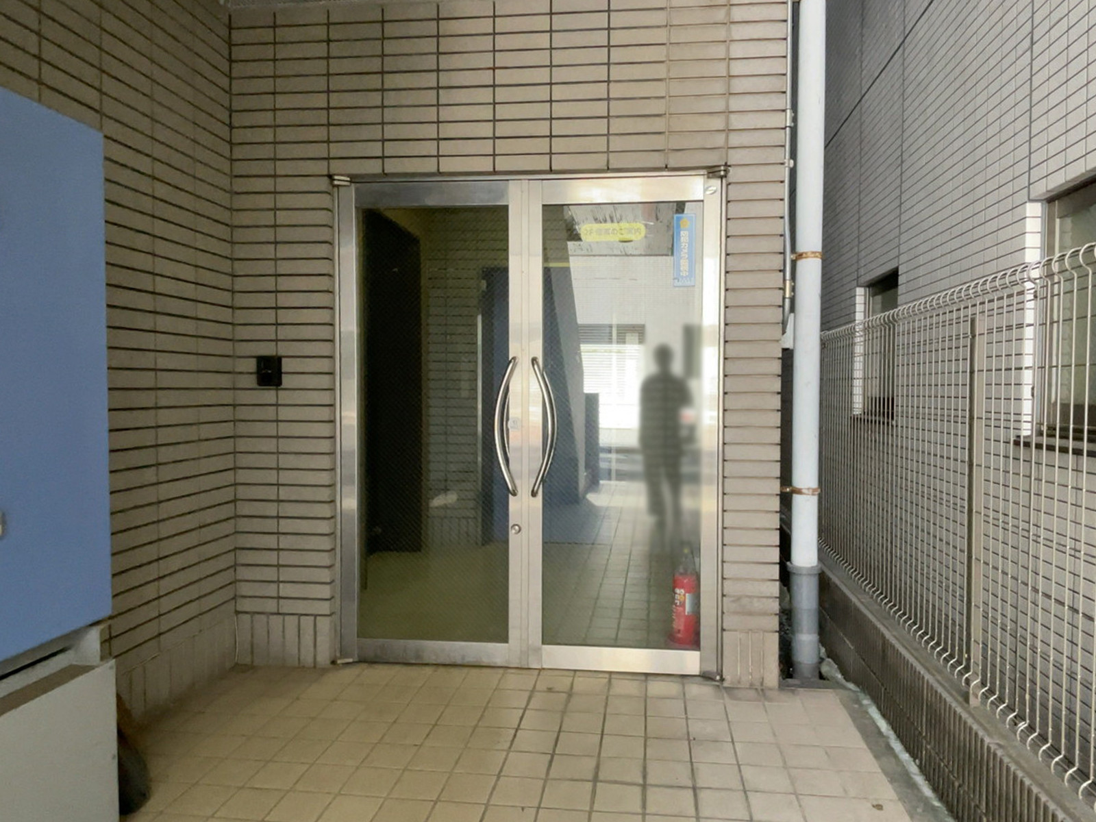 オフィスビル出入口