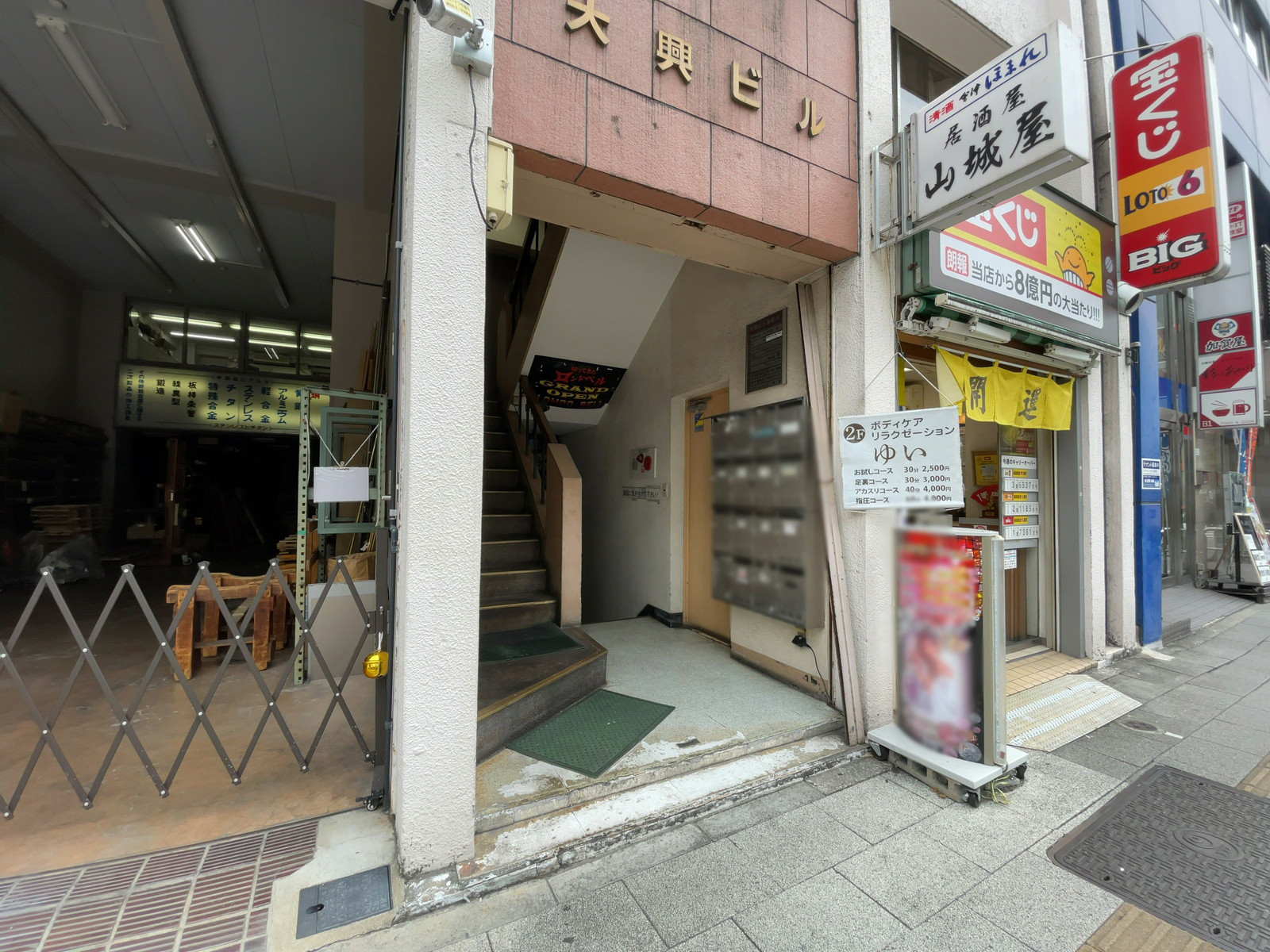 オフィスビル出入口