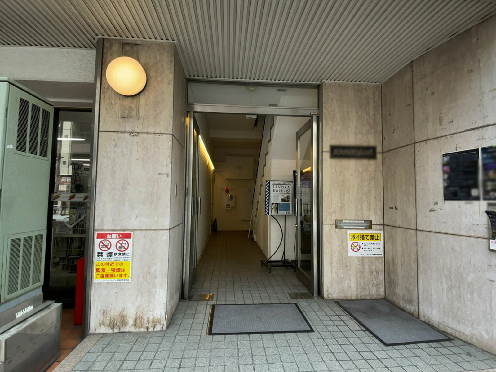 オフィスビル出入口