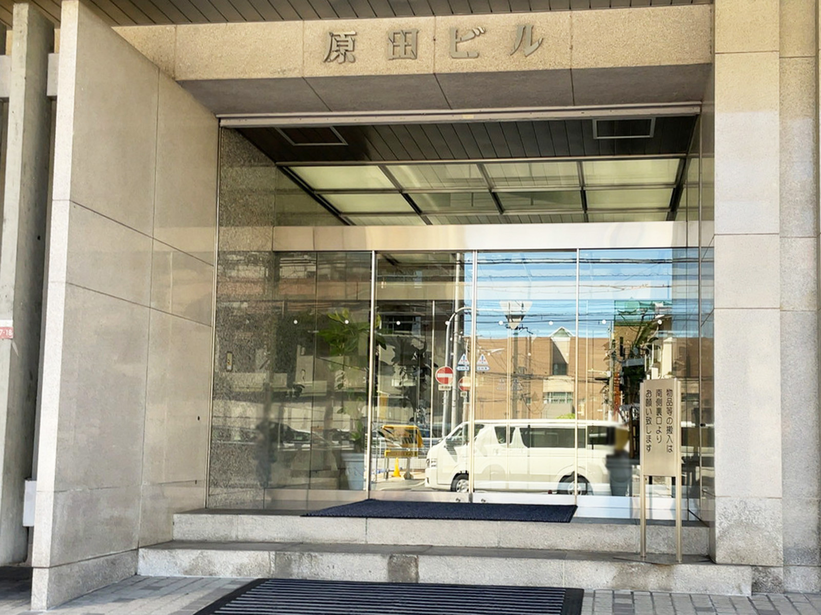 オフィスビル出入口