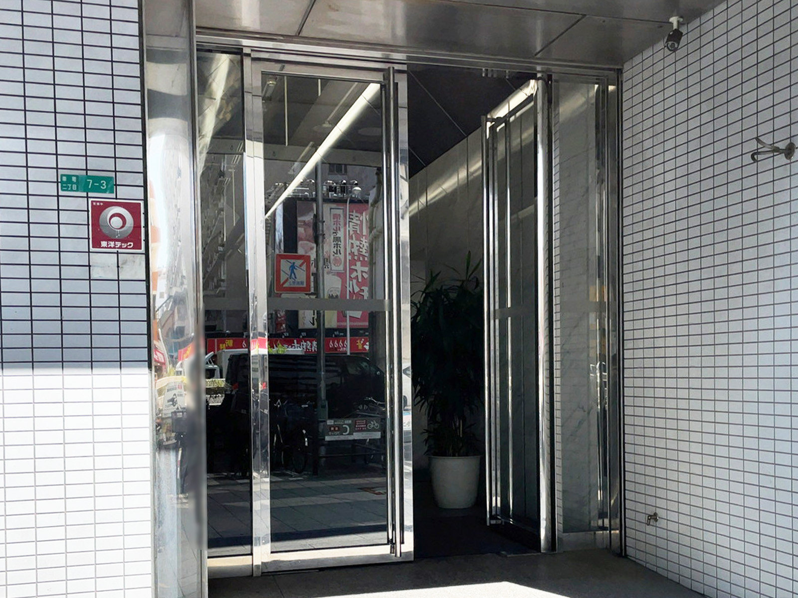 オフィスビル出入口