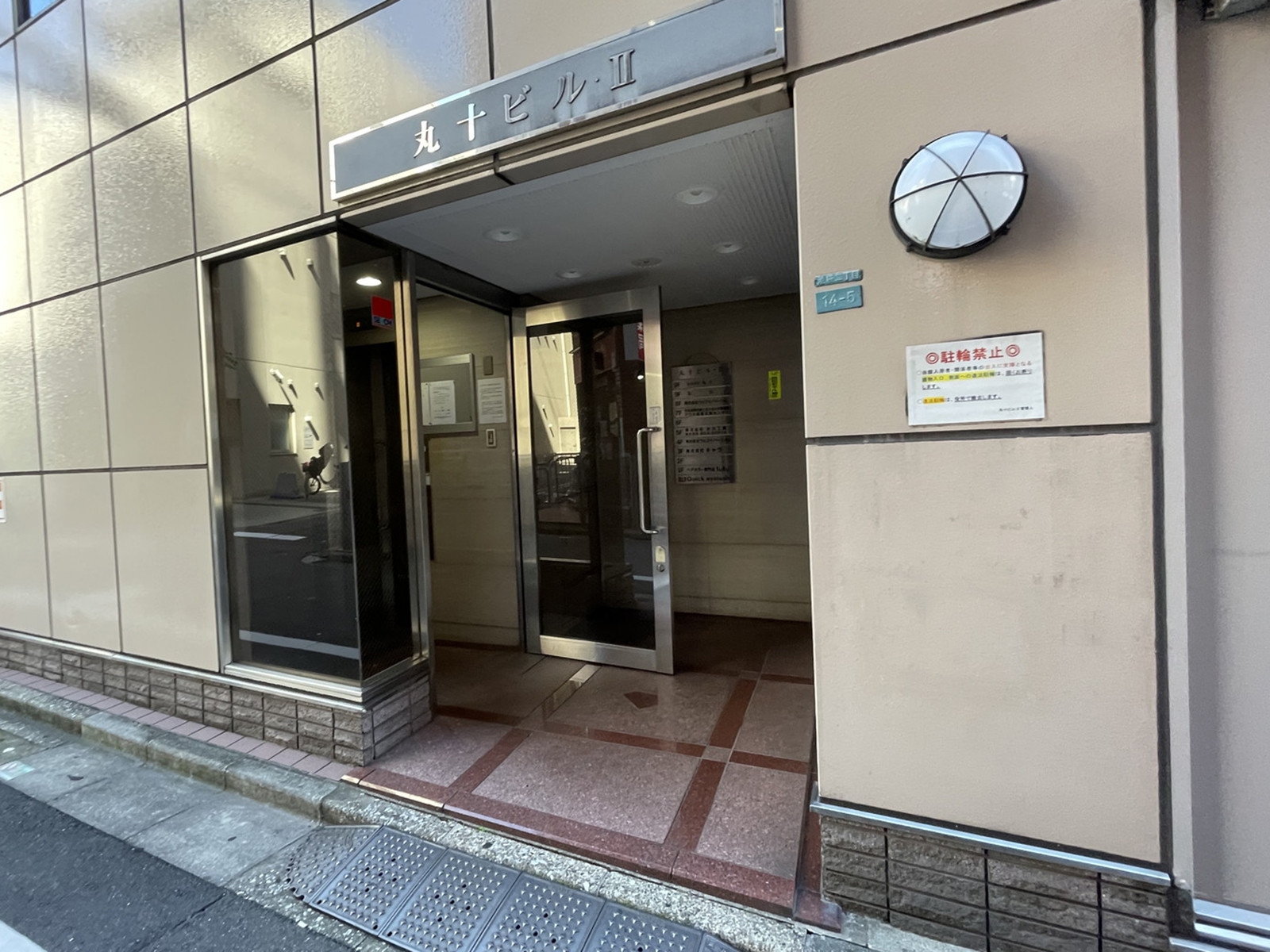 オフィスビル出入口