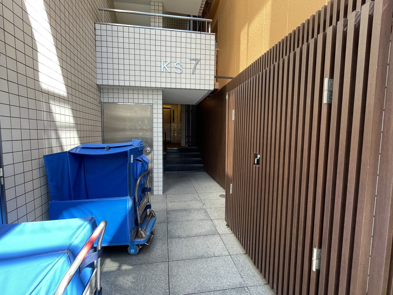 オフィスビル出入口