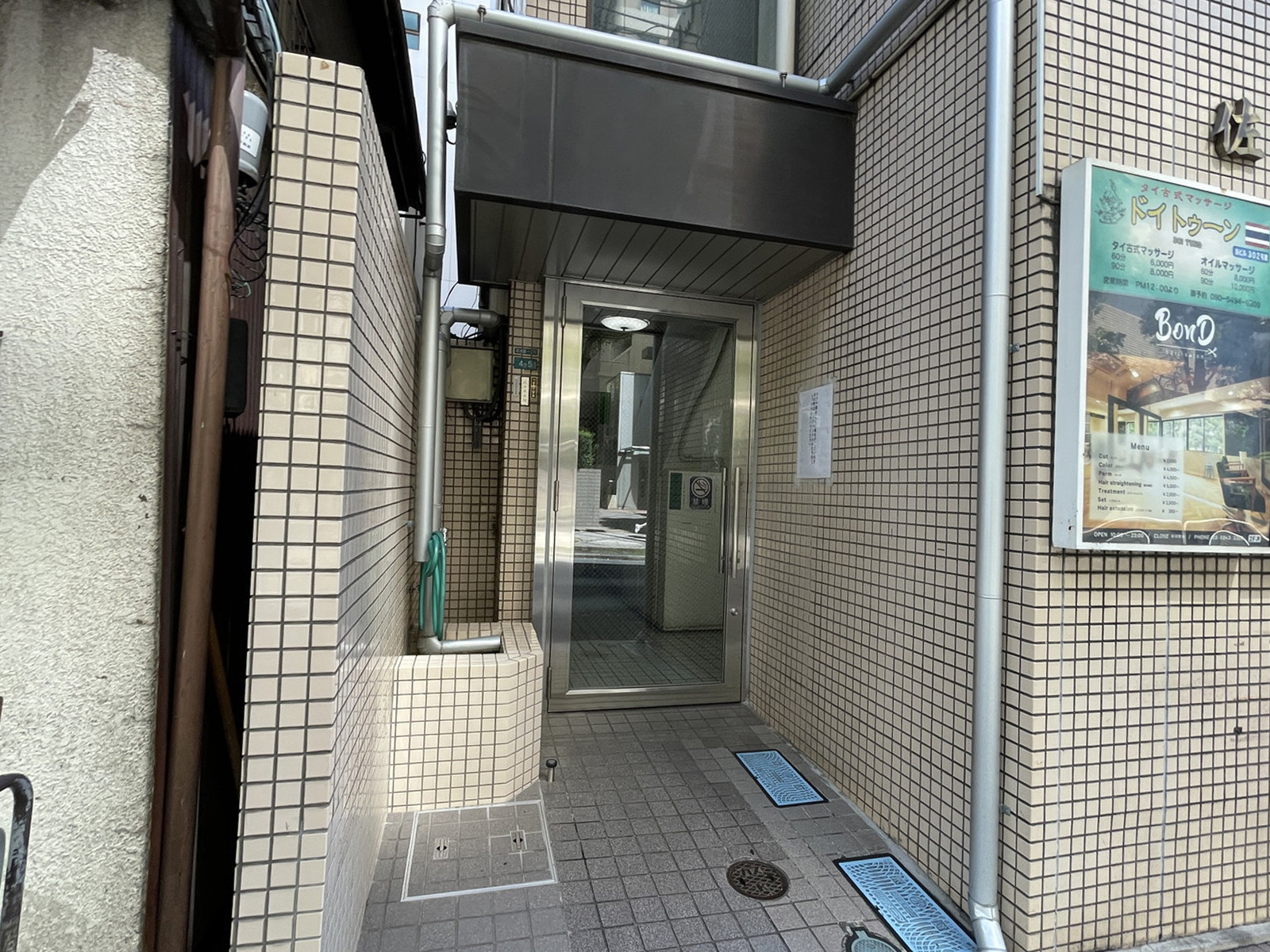 オフィスビル出入口