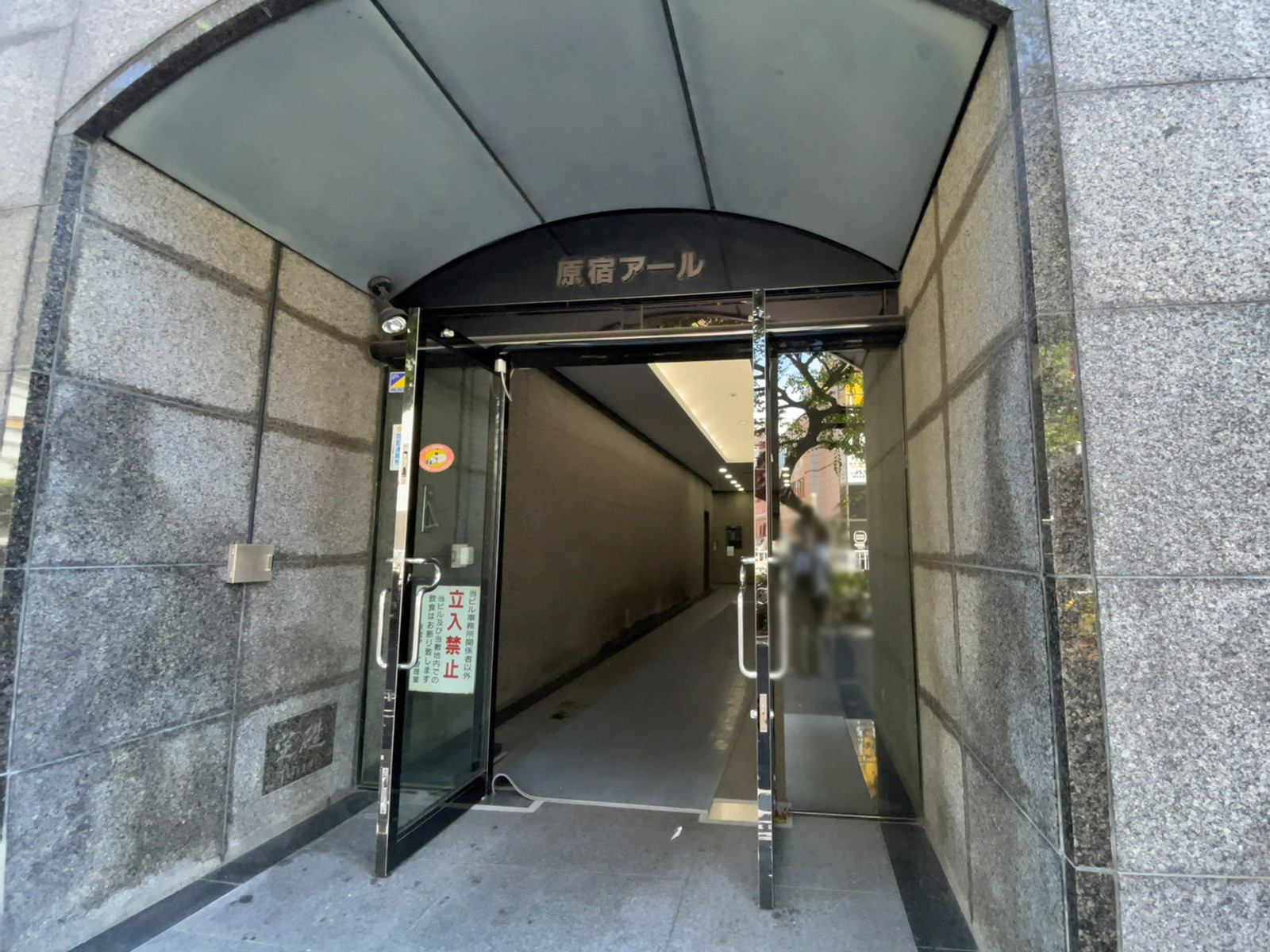オフィスビル出入口