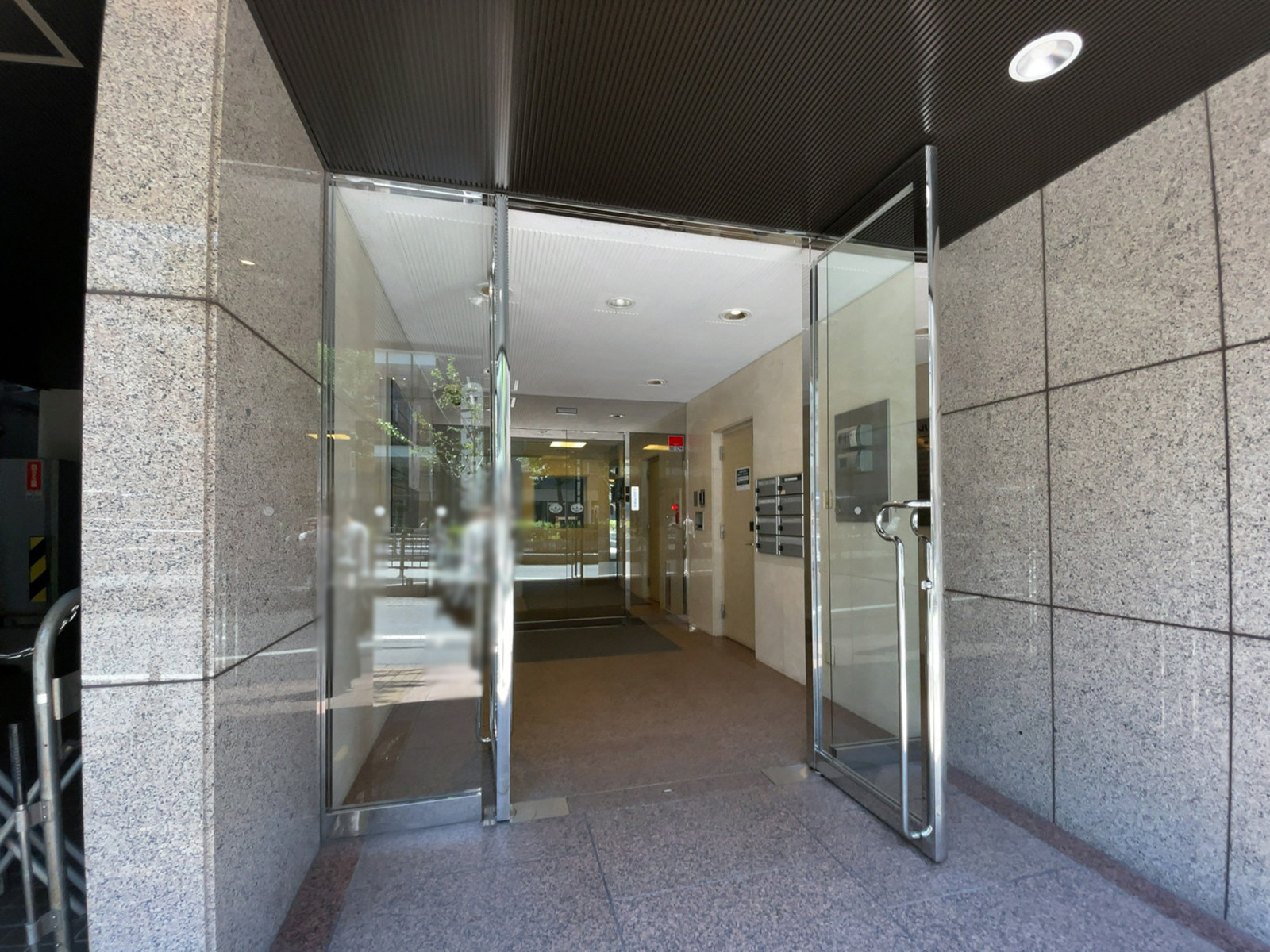 オフィスビル出入口