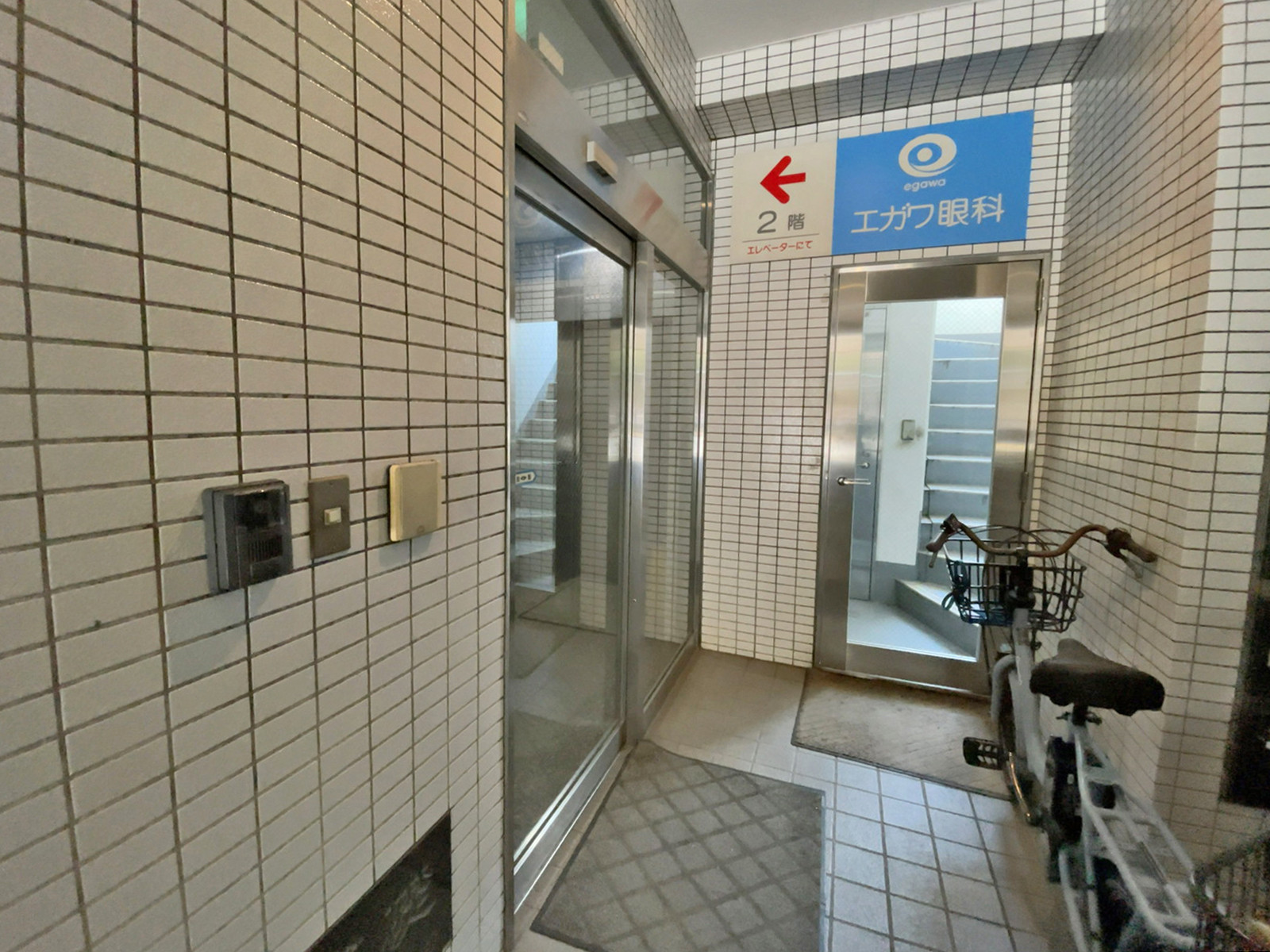 オフィスビル出入口