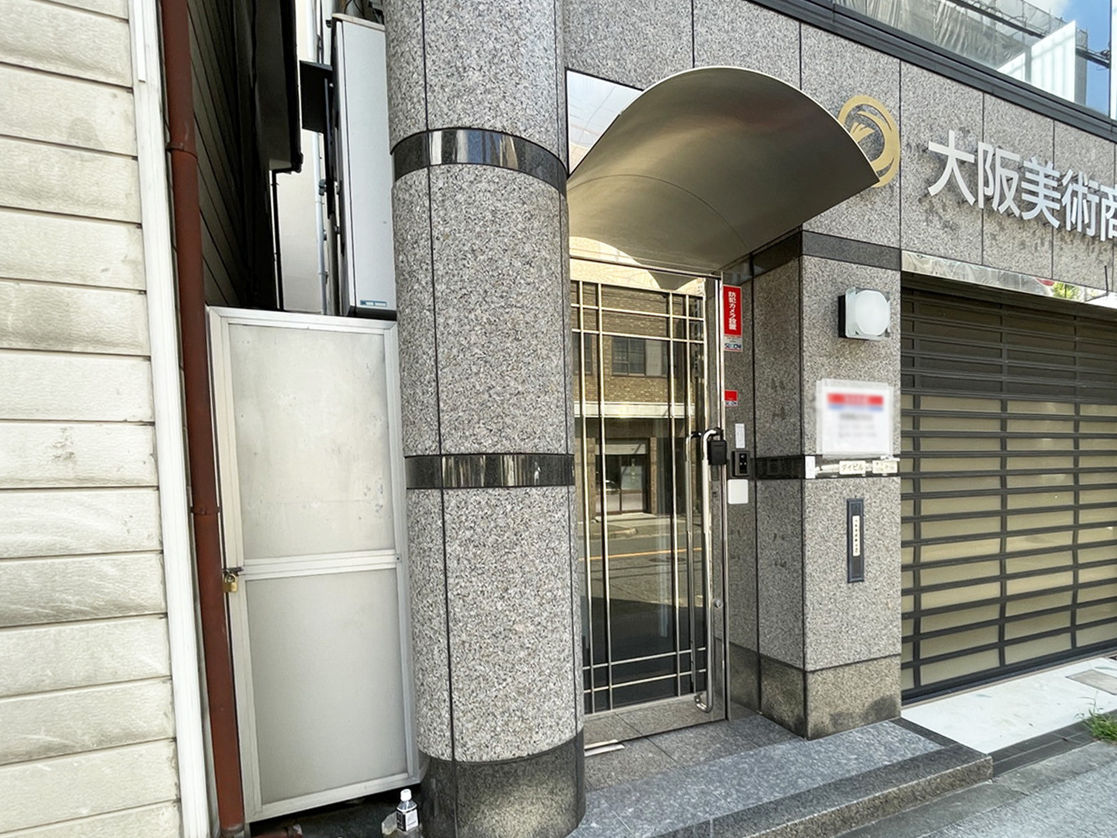オフィスビル出入口
