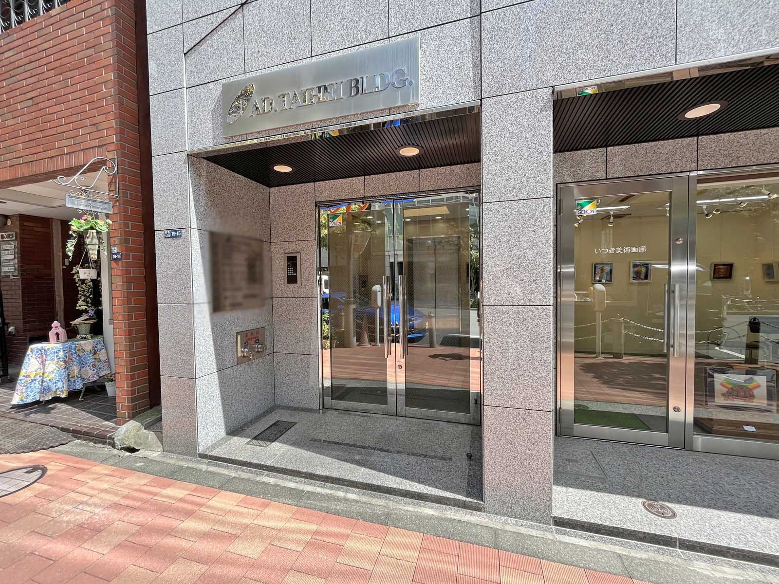 オフィスビル出入口