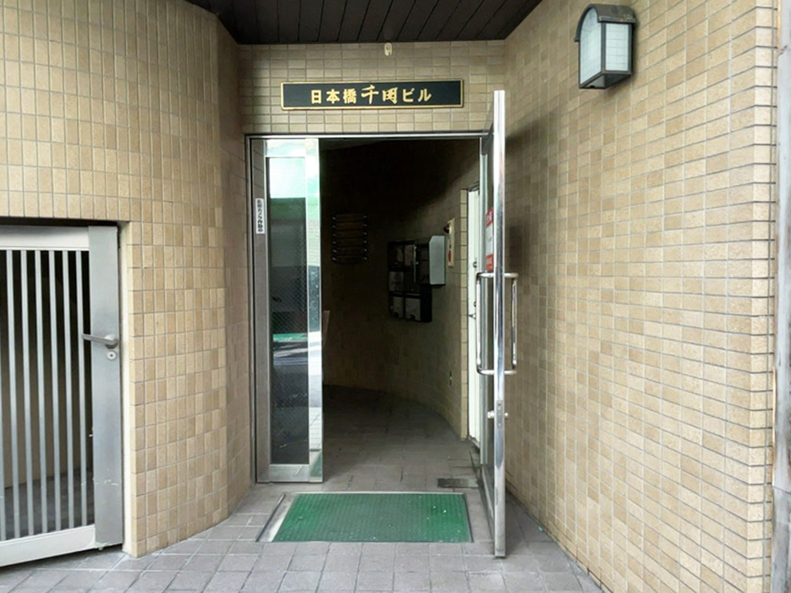 オフィスビル出入口