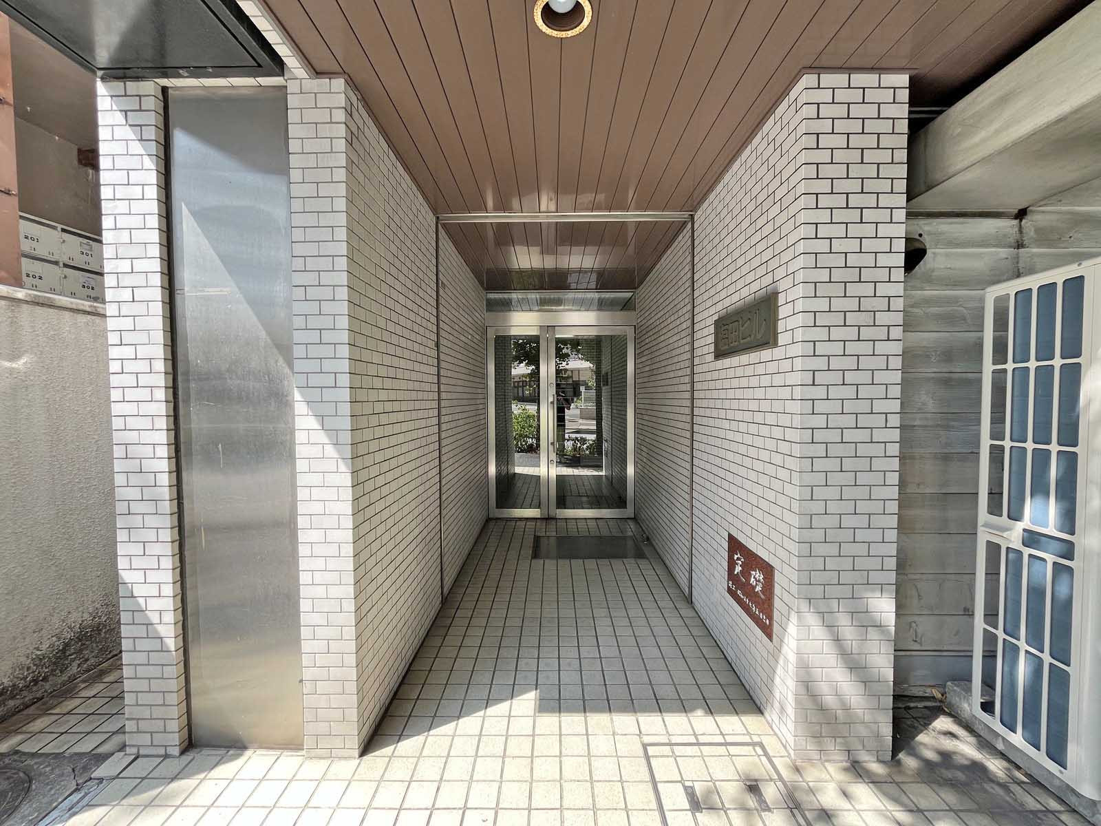 オフィスビル出入口
