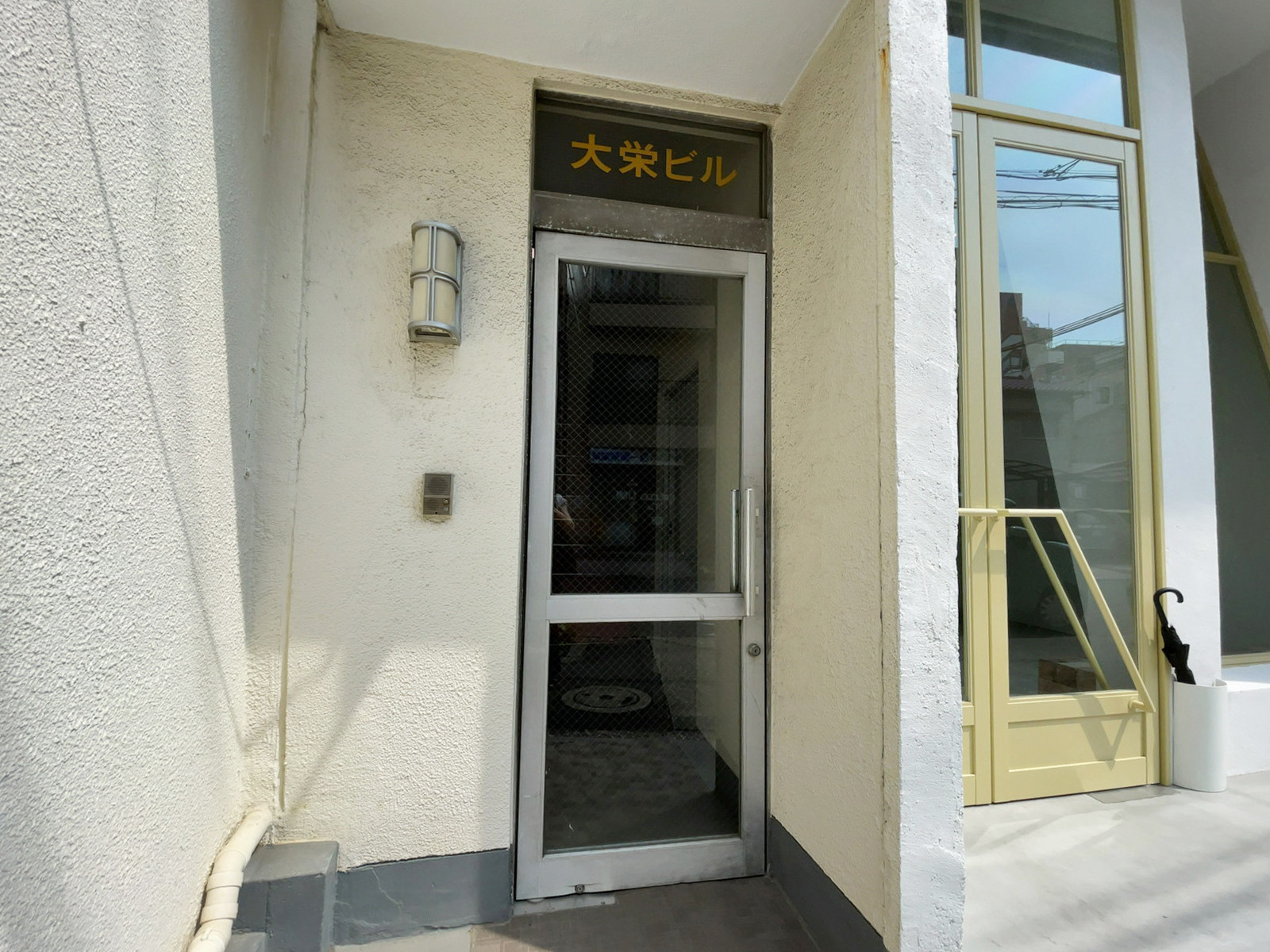 オフィスビル出入口