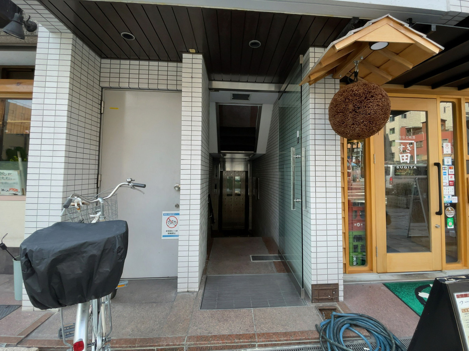 オフィスビル出入口