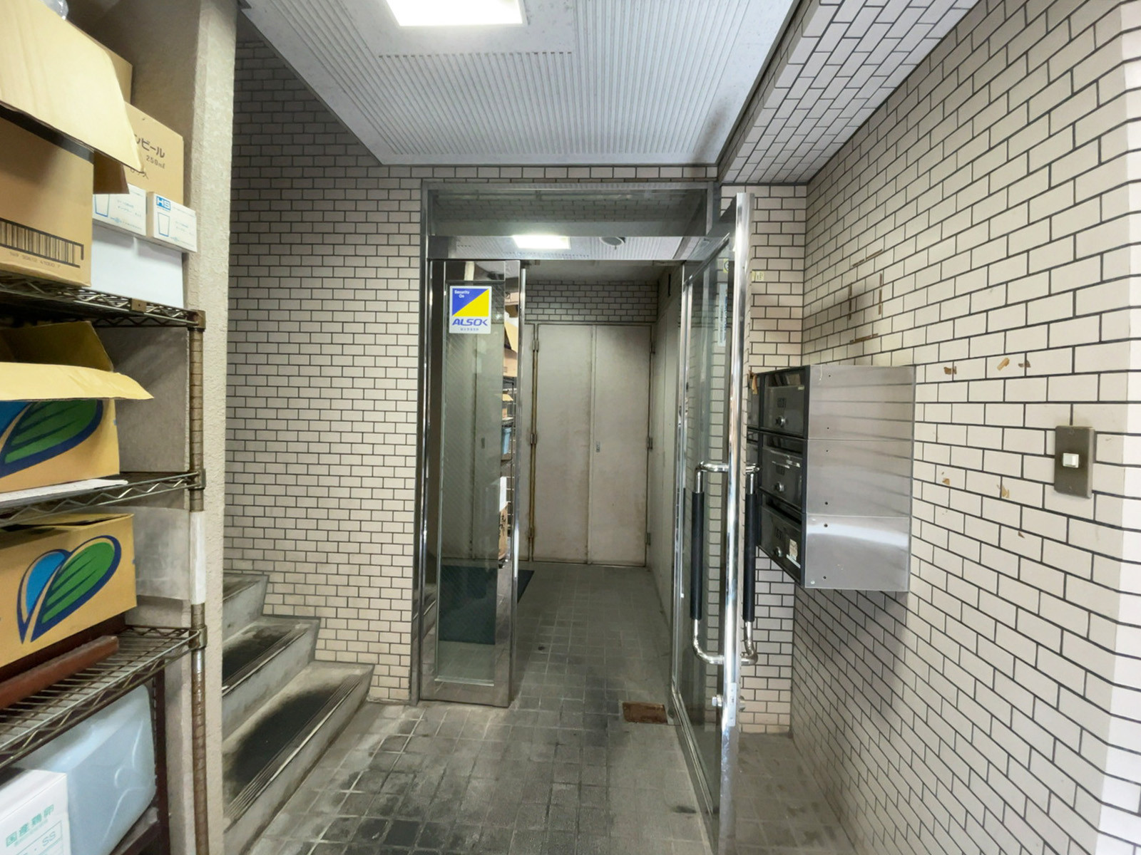 オフィスビル出入口