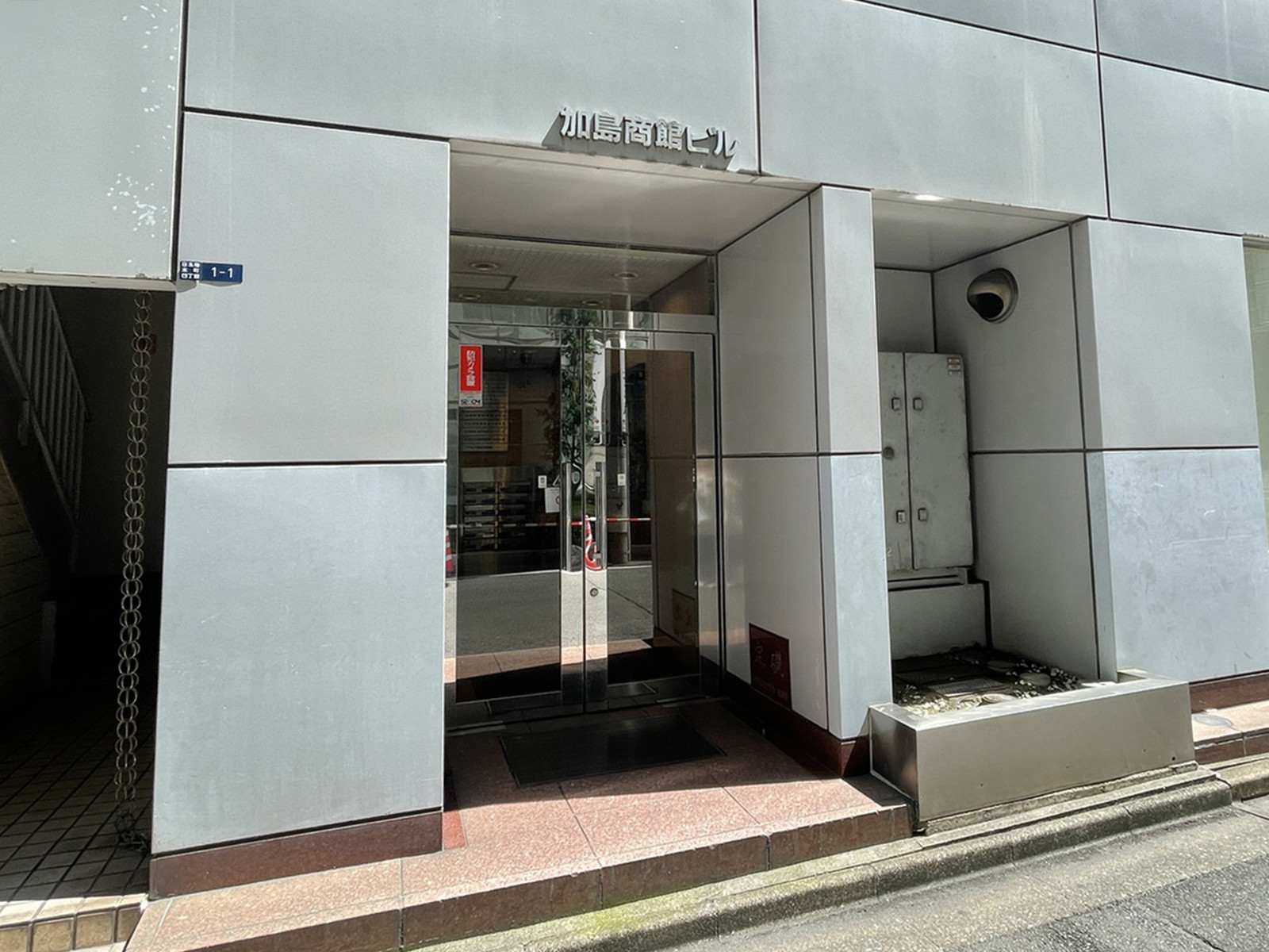 オフィスビル出入口
