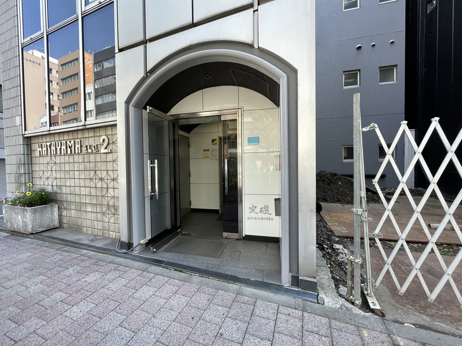 オフィスビル出入口