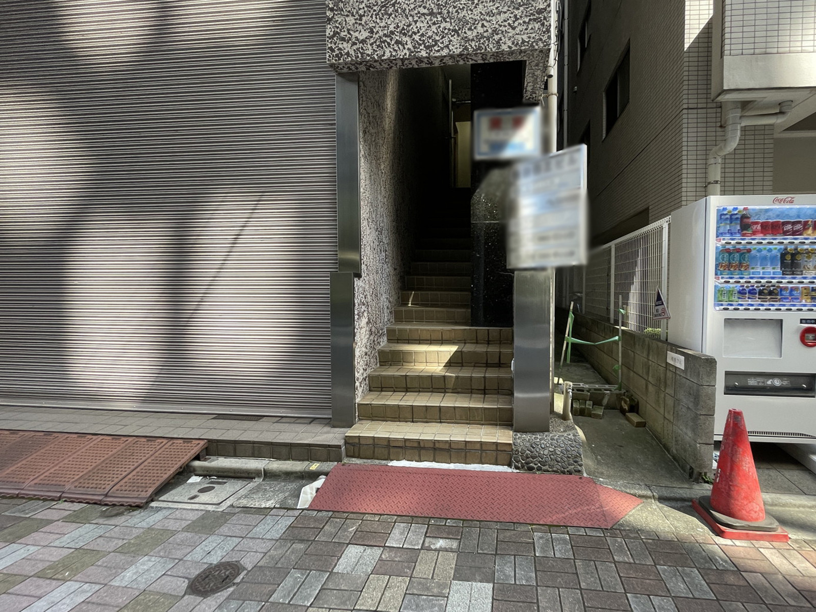オフィスビル出入口