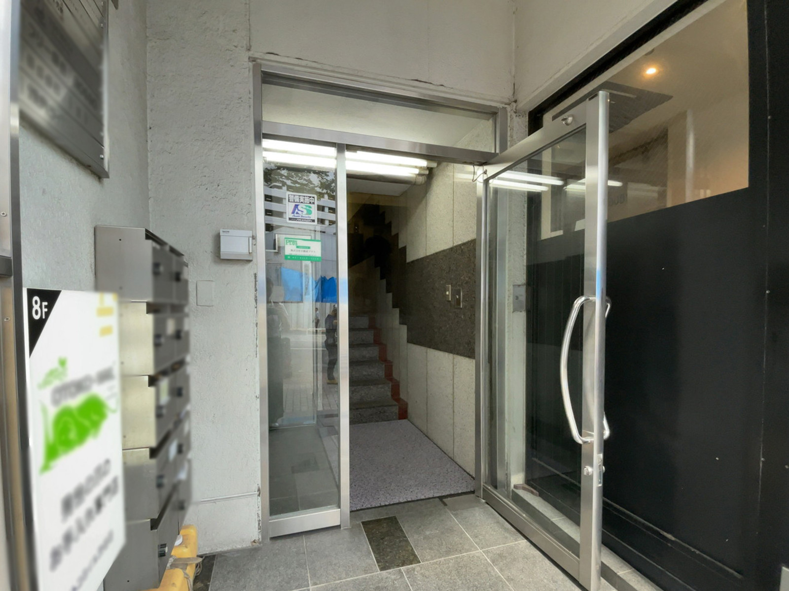 オフィスビル出入口