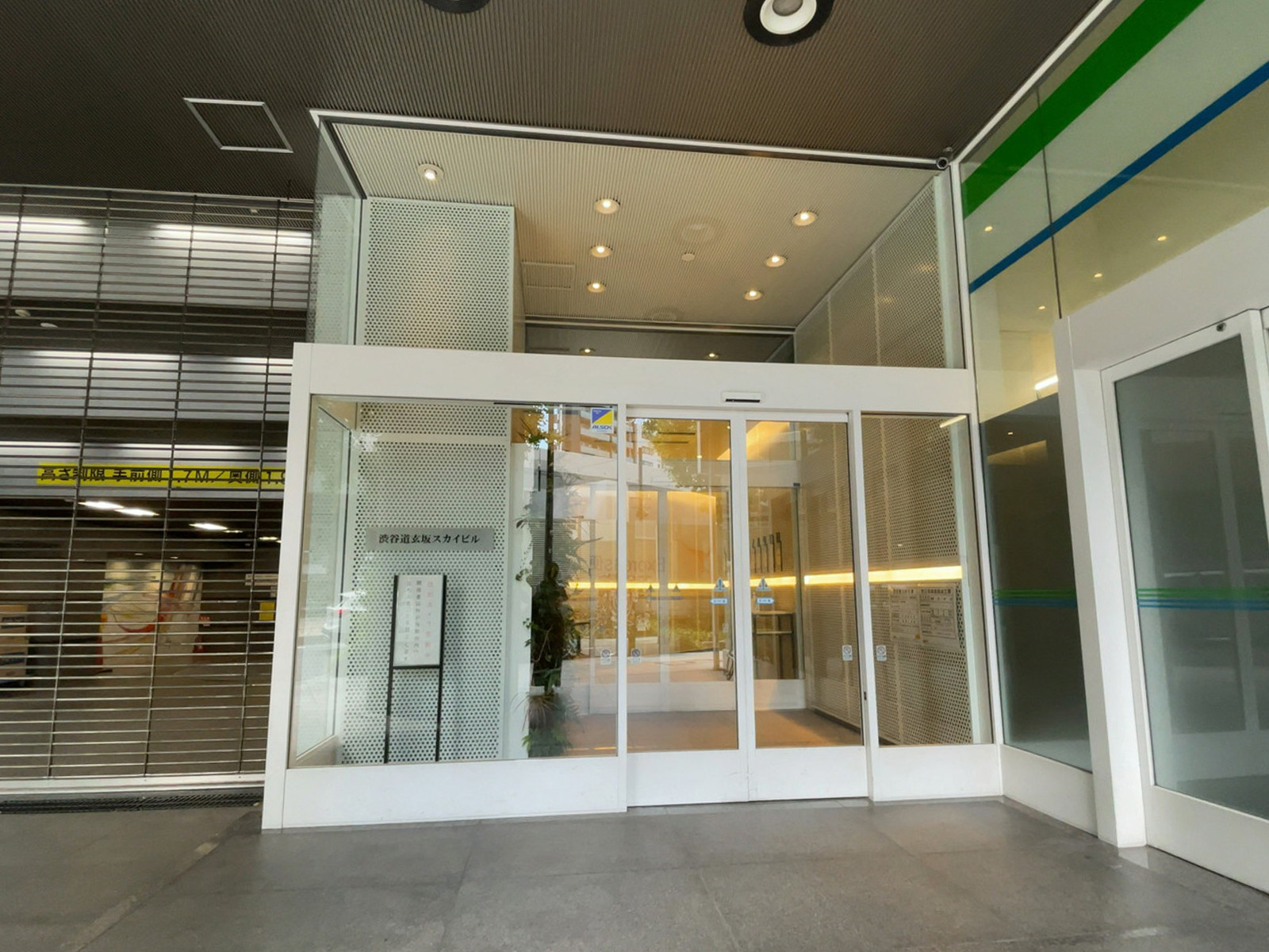 オフィスビル出入口
