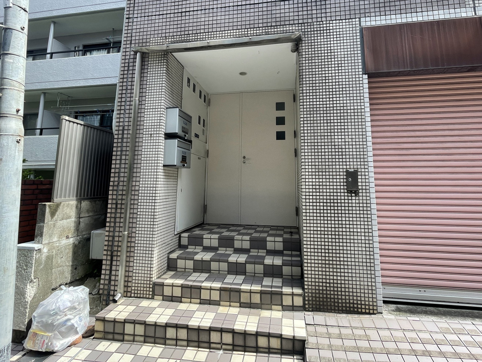 オフィスビル出入口