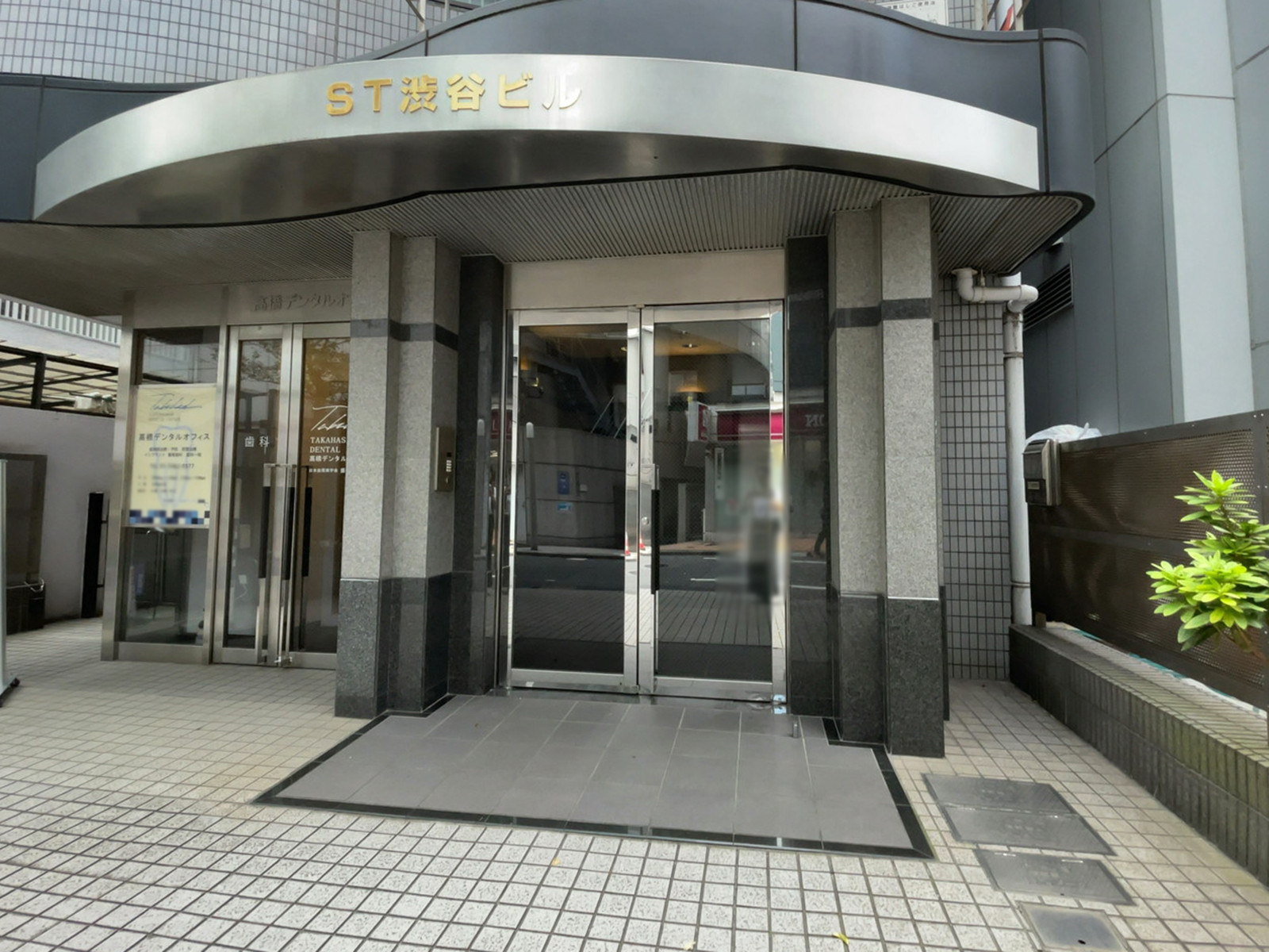 オフィスビル出入口