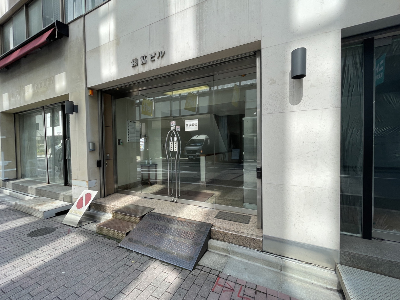オフィスビル出入口