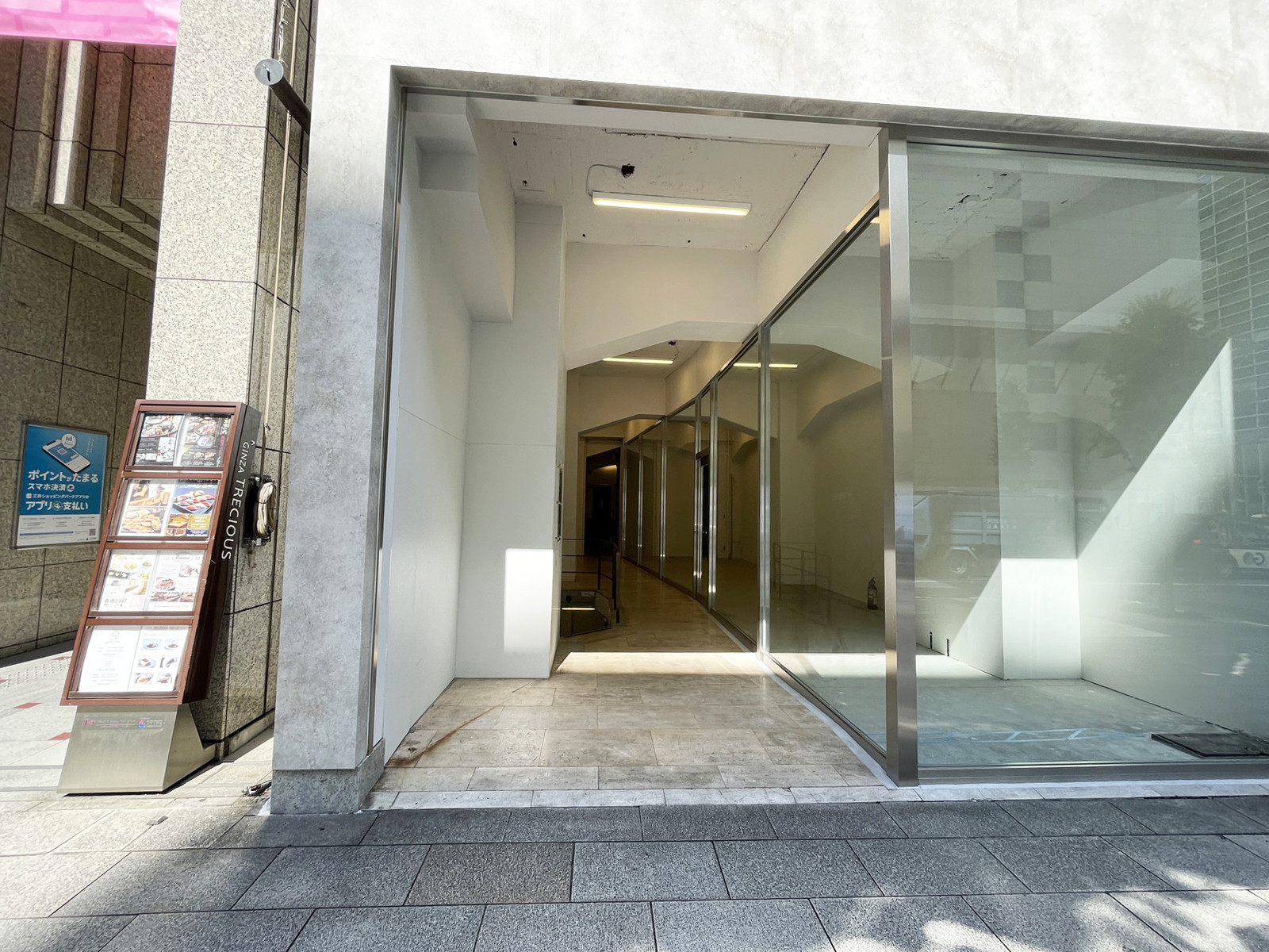 オフィスビル出入口