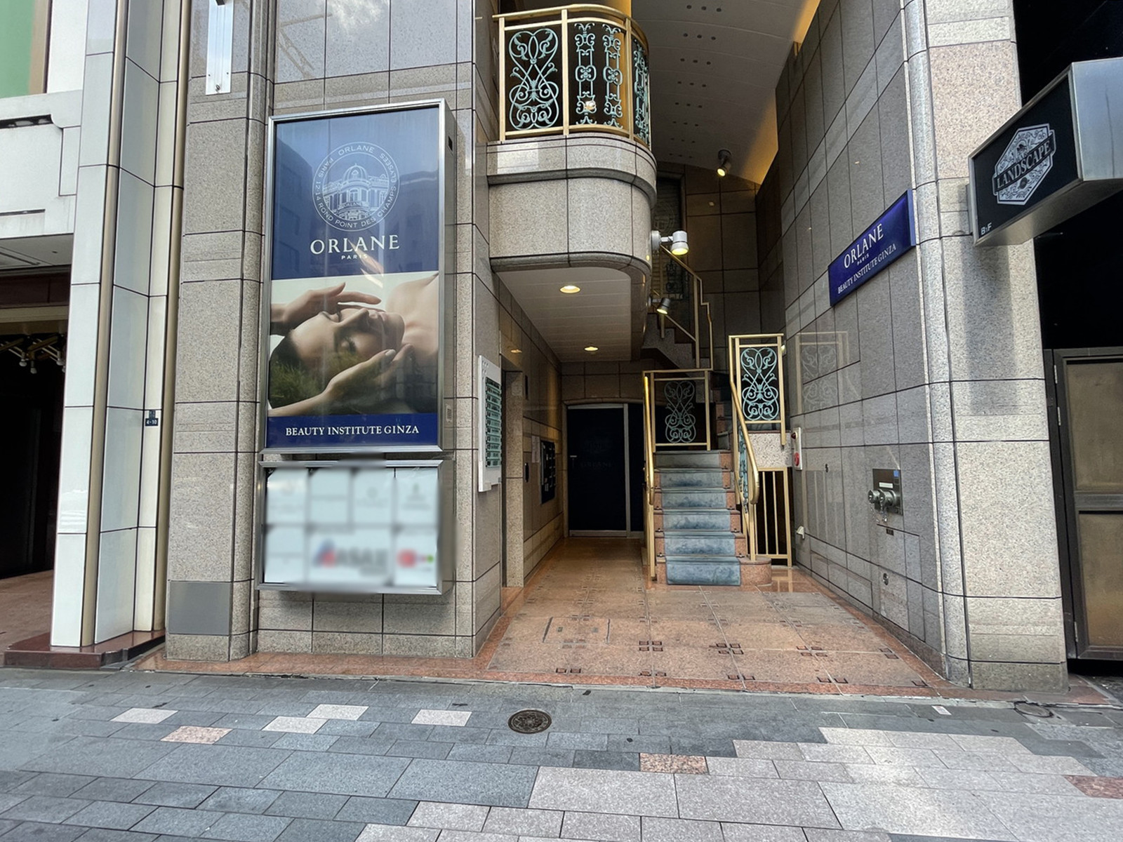 オフィスビル出入口