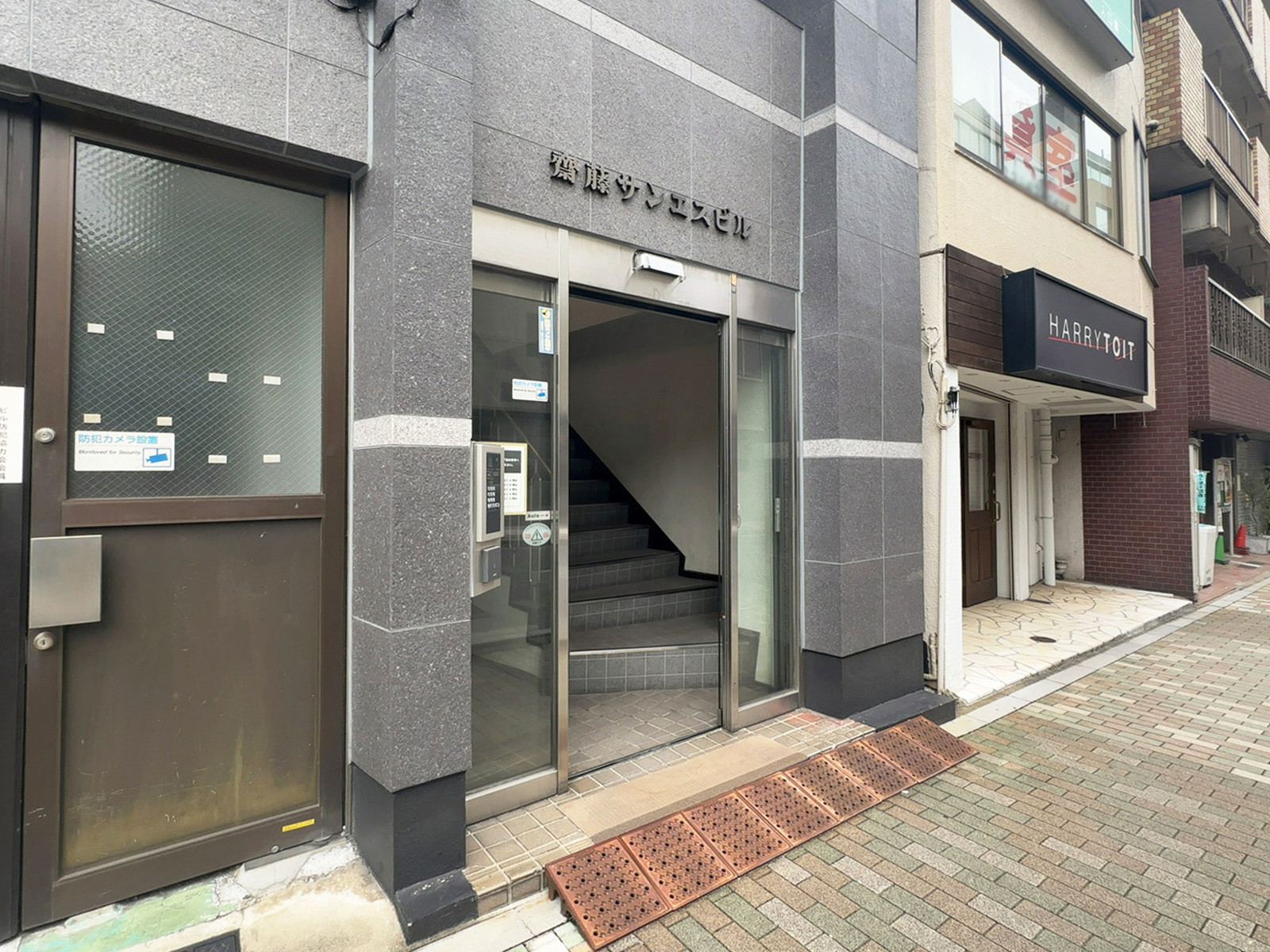 オフィスビル出入口