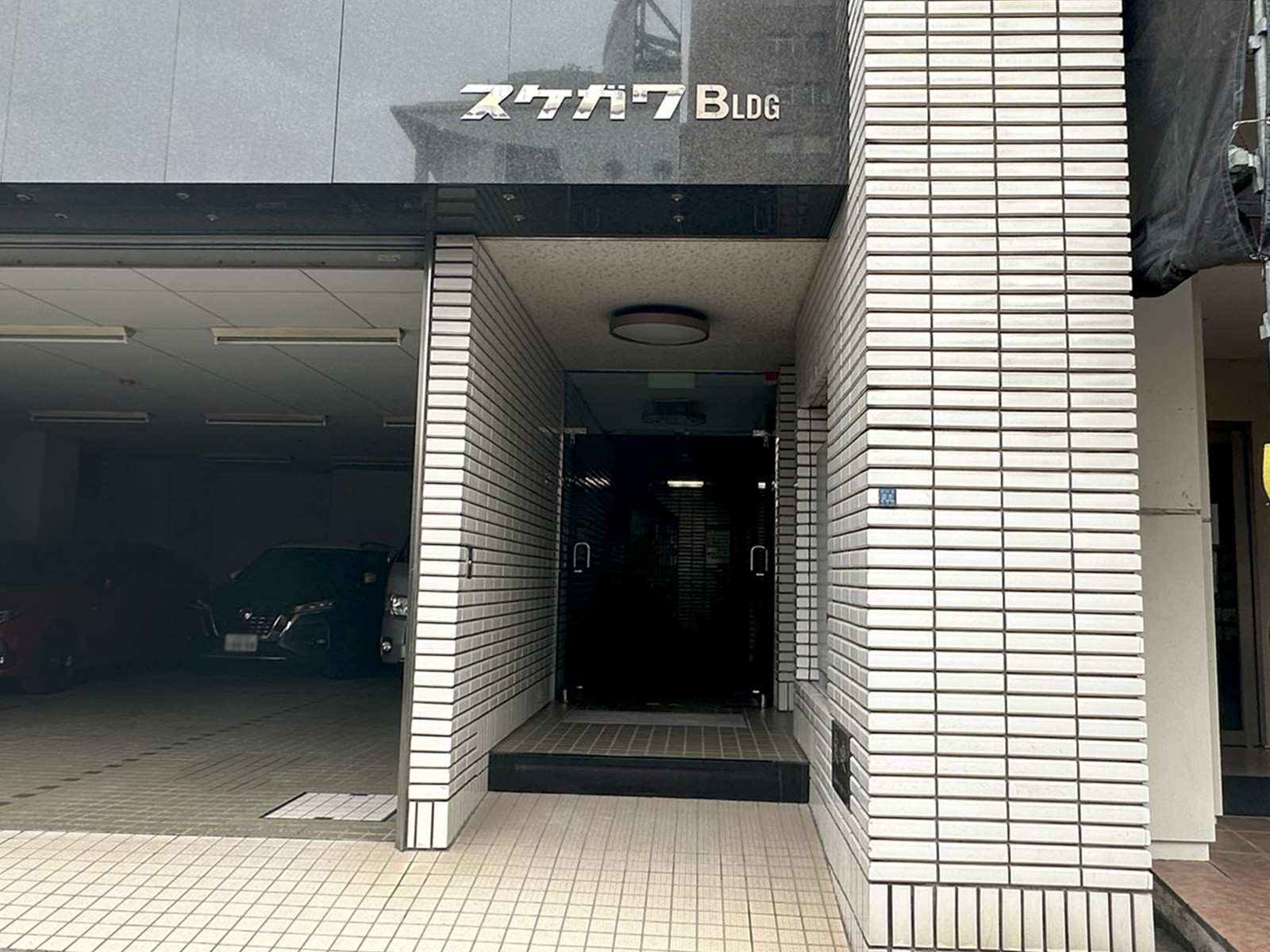 オフィスビル出入口
