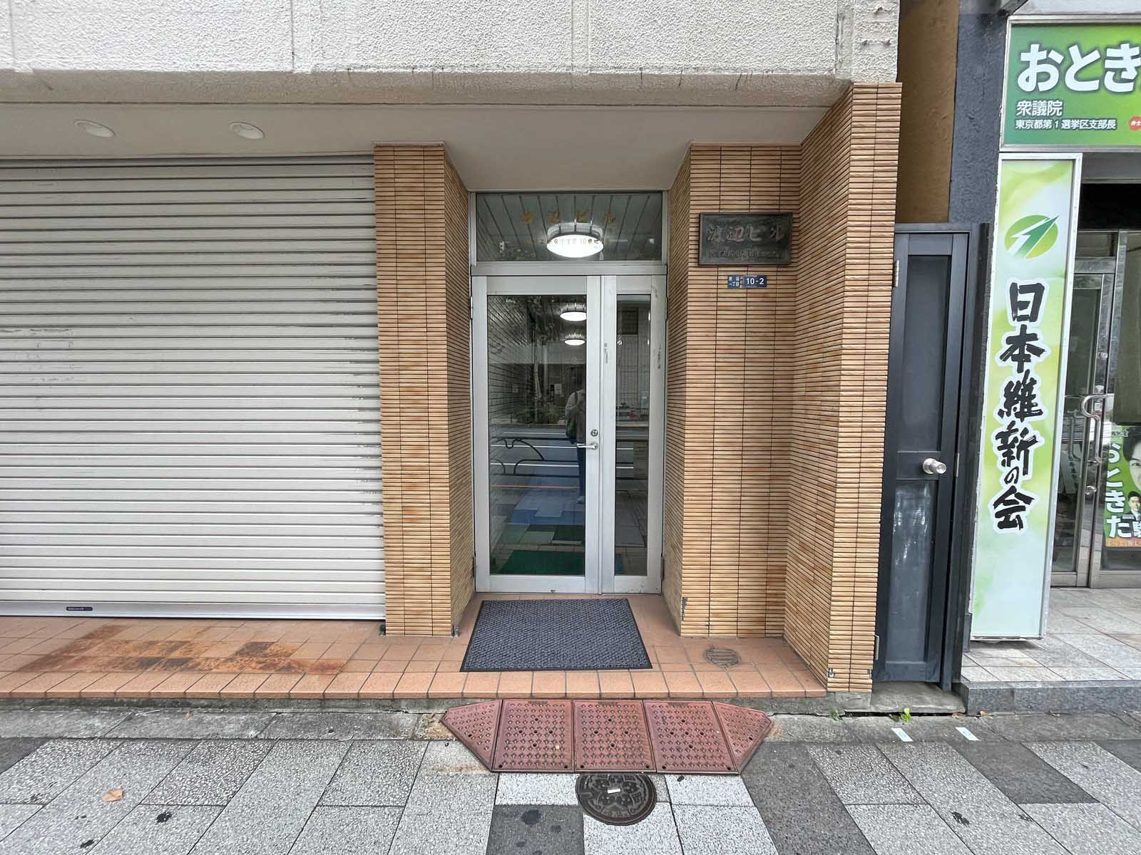 オフィスビル出入口