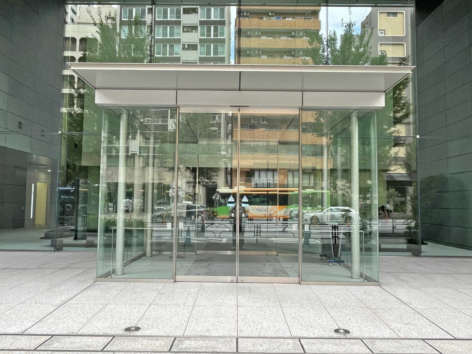 オフィスビル出入口