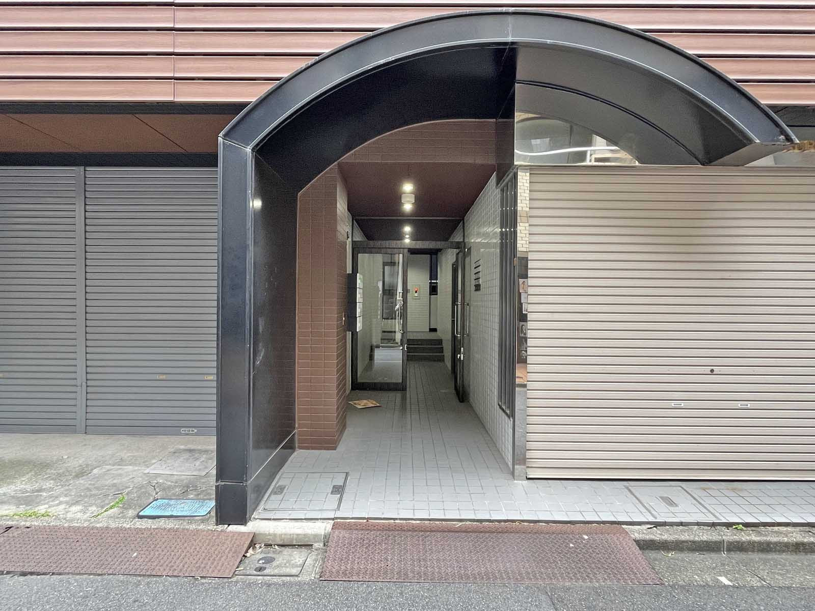 オフィスビル出入口