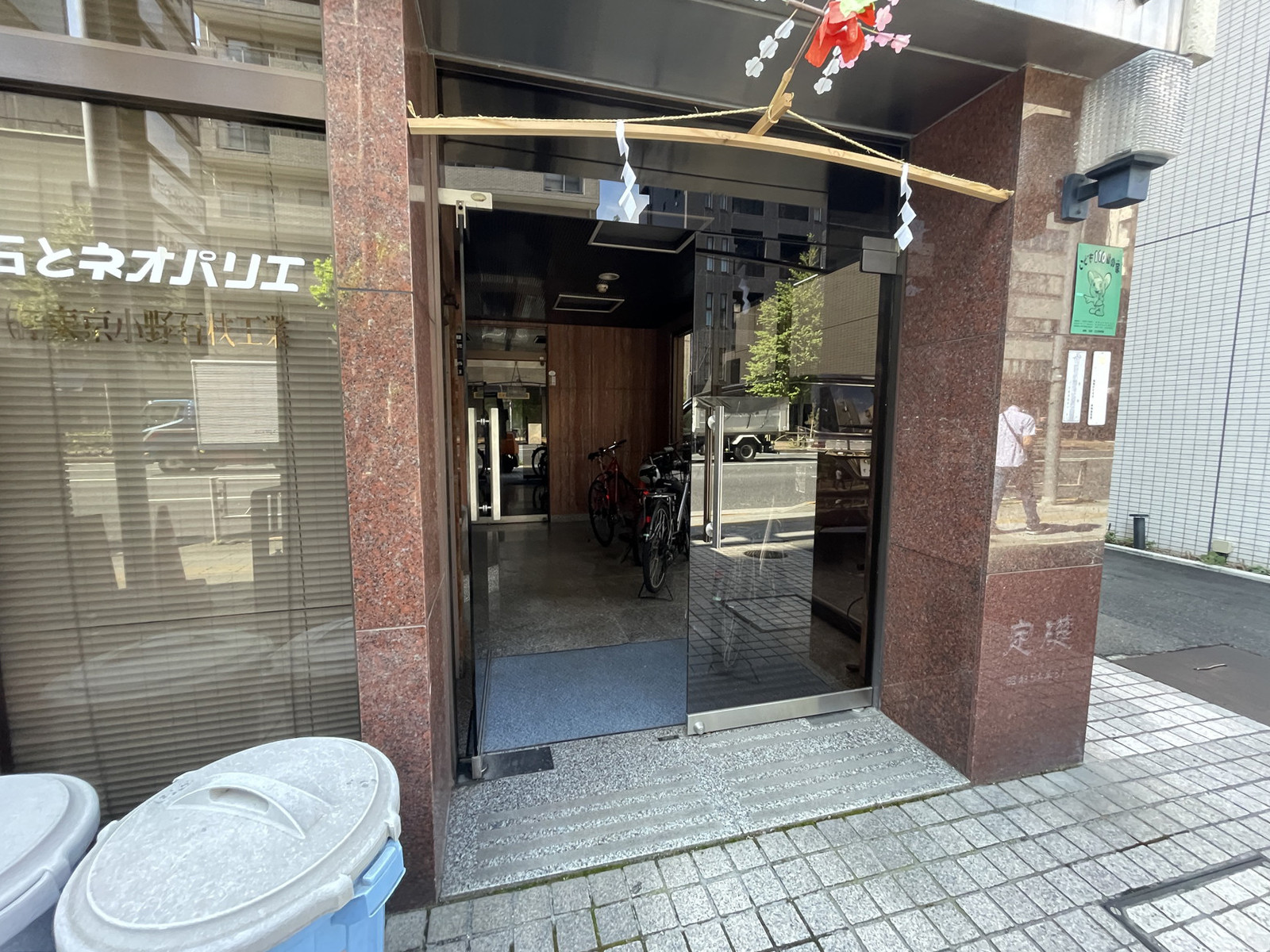 オフィスビル出入口