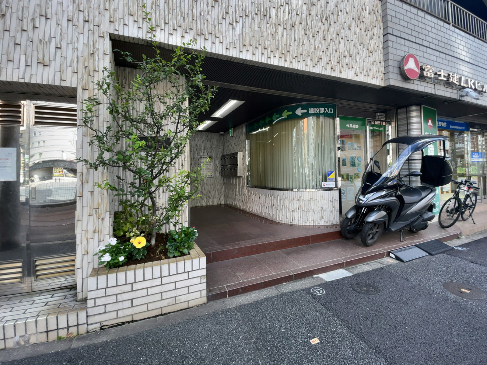 オフィスビル出入口